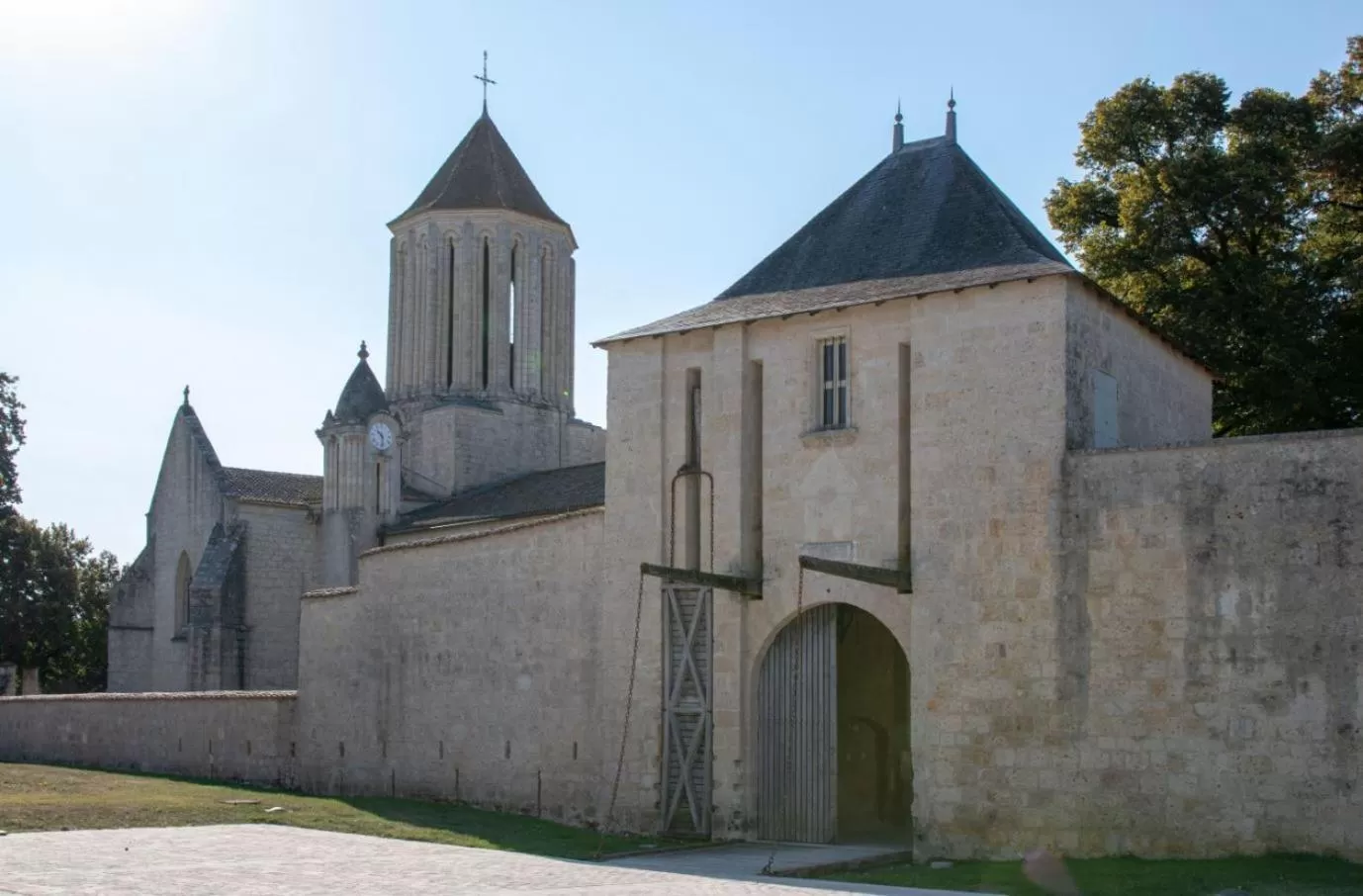 Nearby landmark, Property Building in H de Surgères