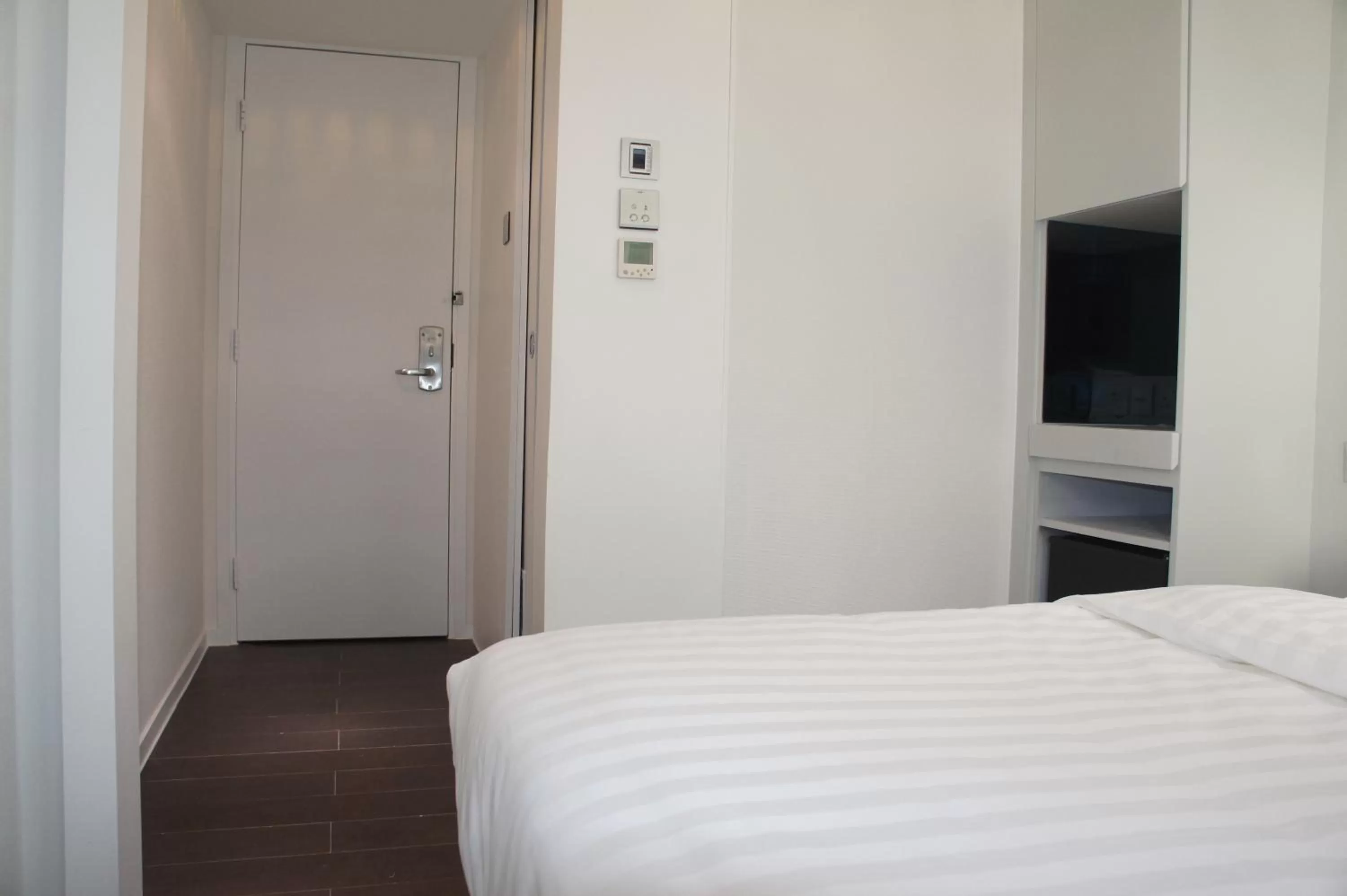 Photo of the whole room, Bed in Homy Central