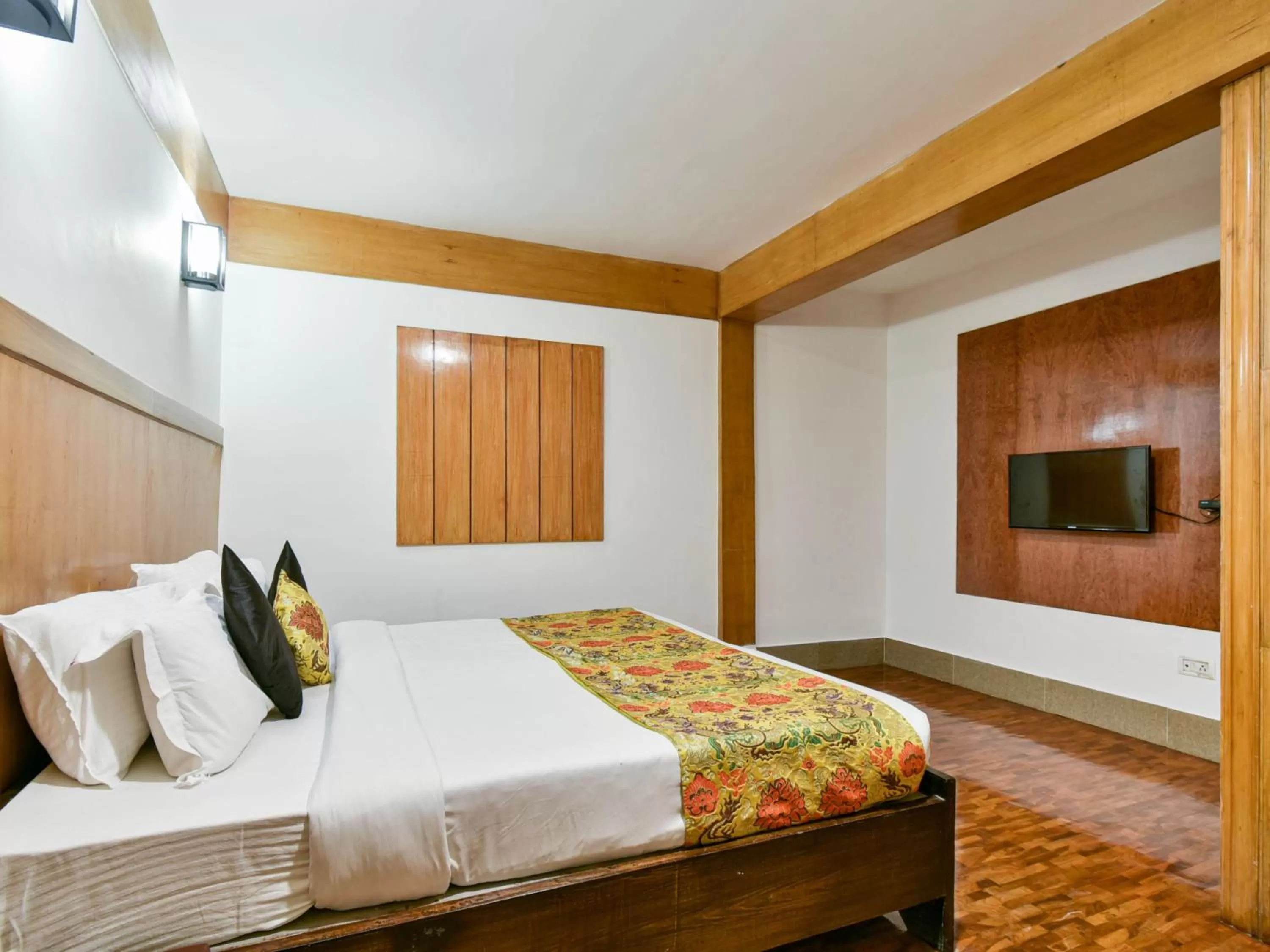 Bed in Muscatel Delamare - 200 Mts from MG Marg