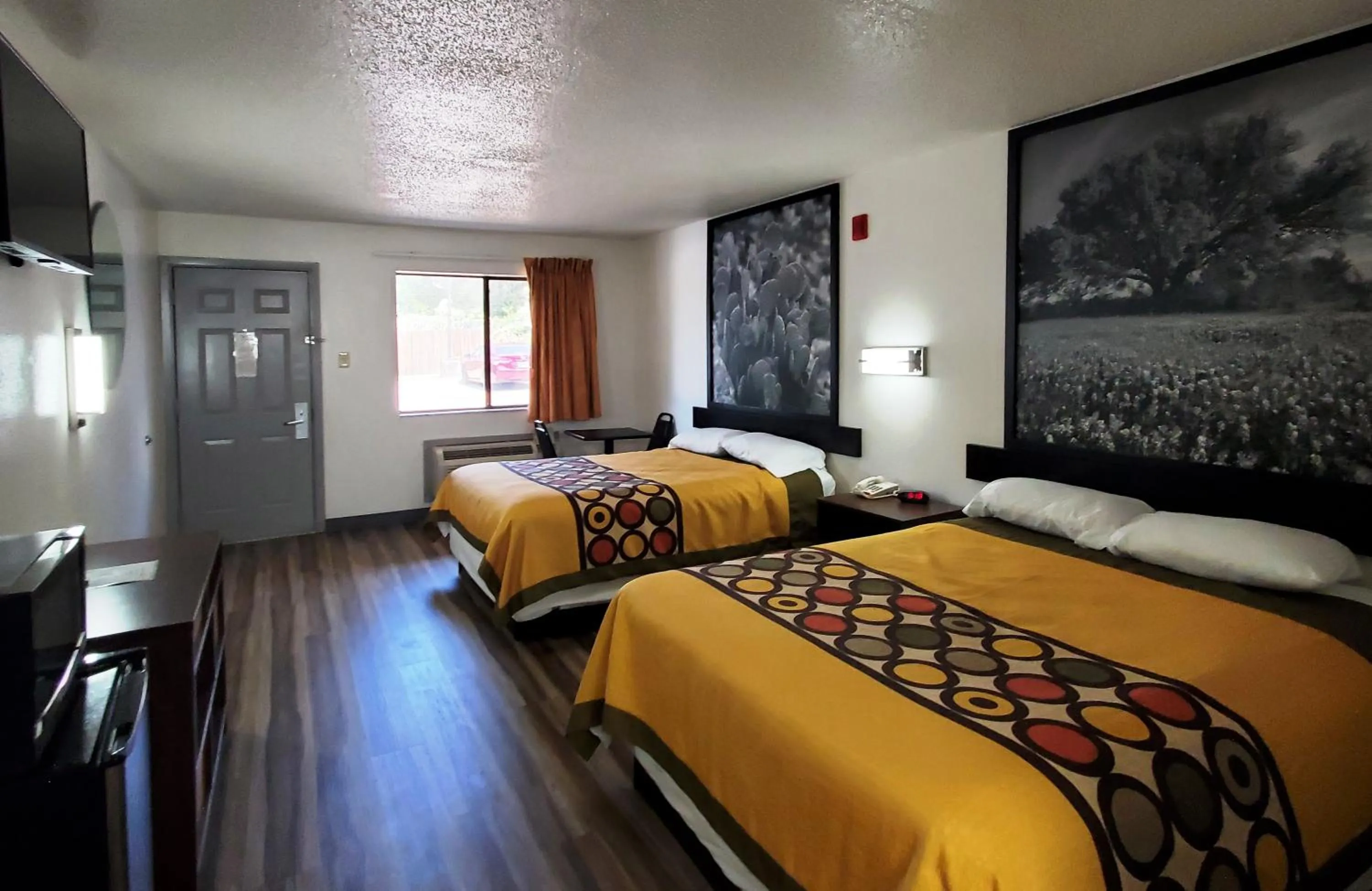 Photo of the whole room, Bed in Highland Inn