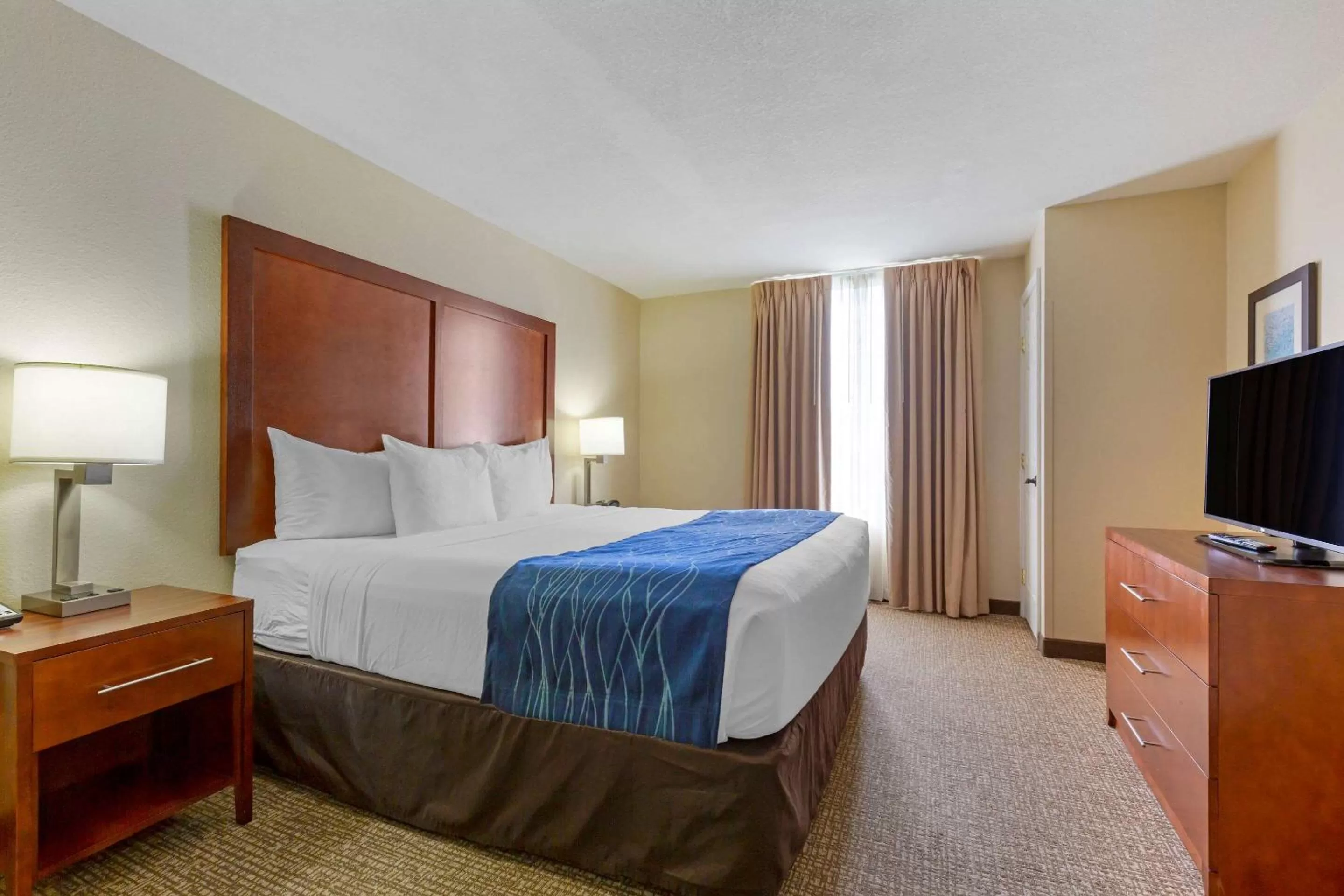 Photo of the whole room, Bed in Comfort Suites Fredericksburg South