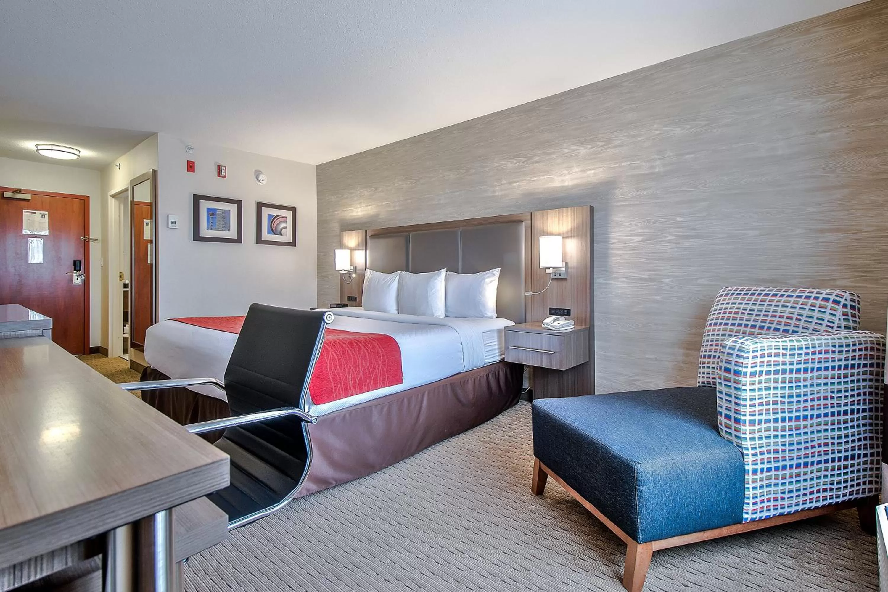 Photo of the whole room, Bed in Comfort Inn & Suites South