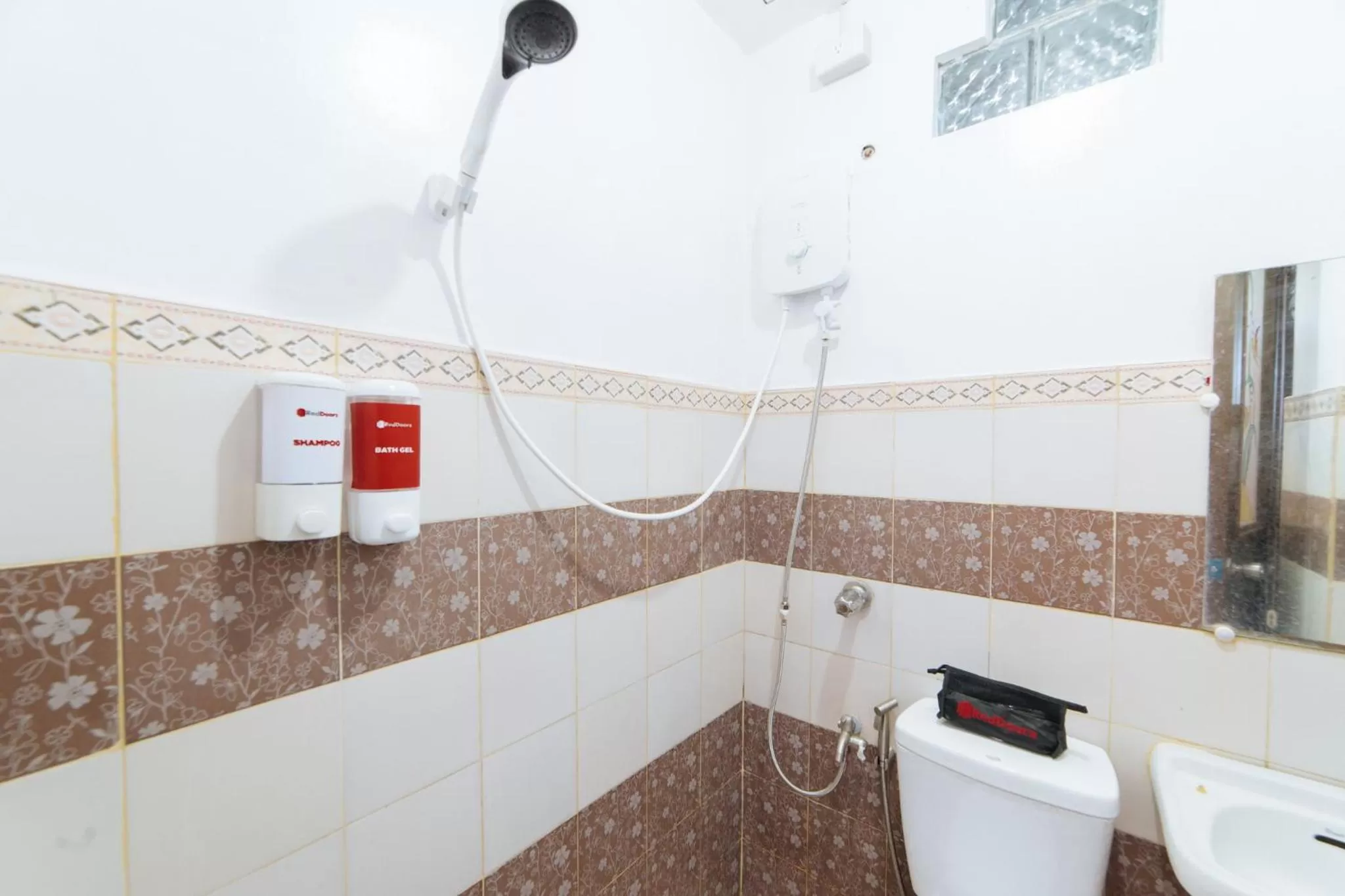 Shower in RedDoorz at Pag Asa Rawis Legazpi