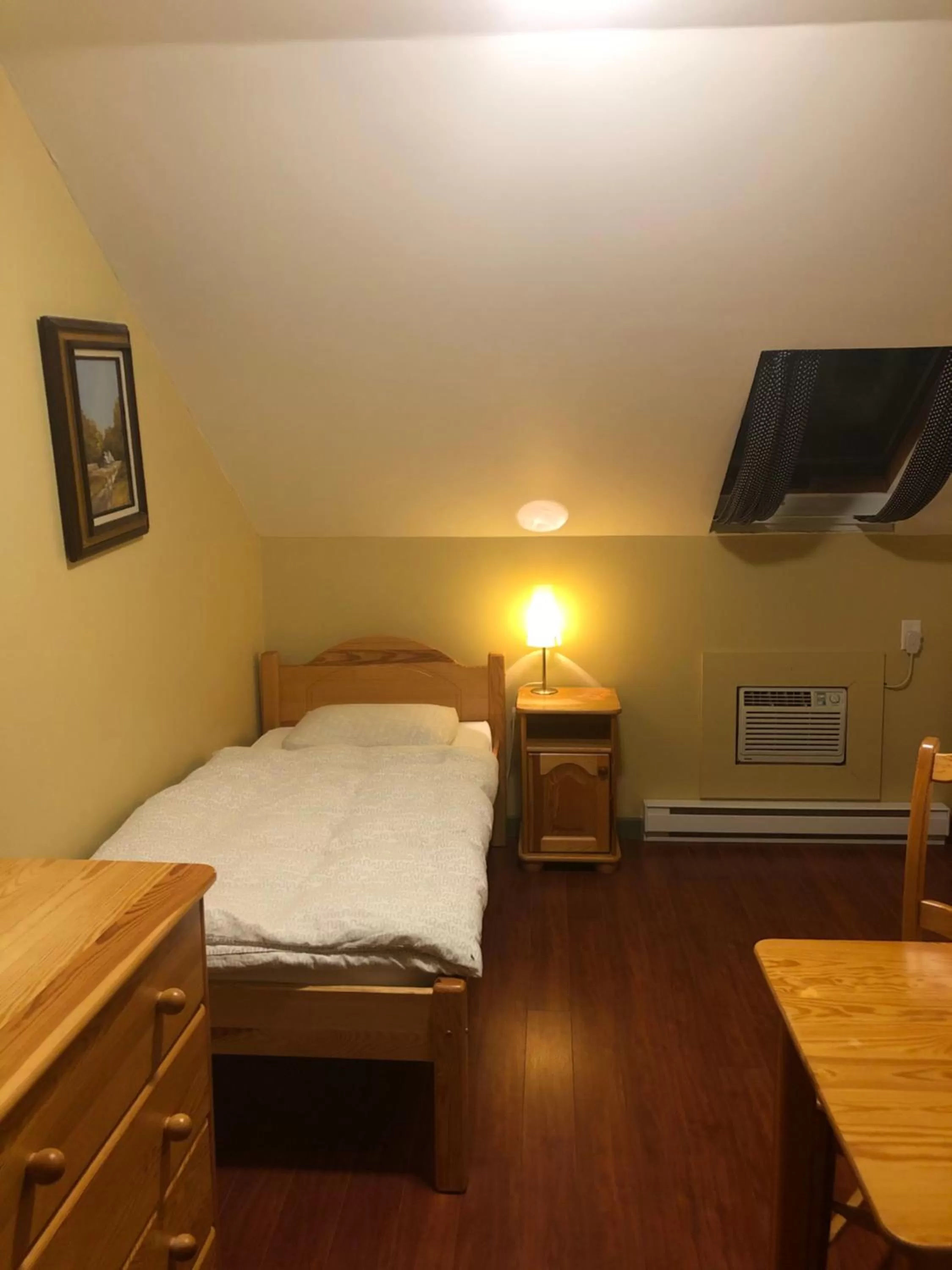 Bed in Crowsnest Vineyards Guesthouse