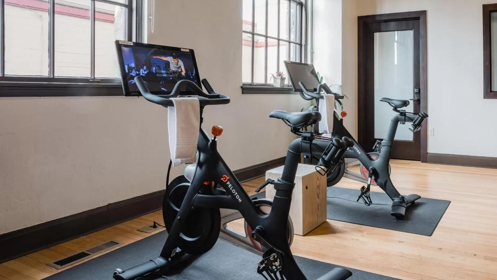 Fitness centre/facilities in SCP Redmond Hotel