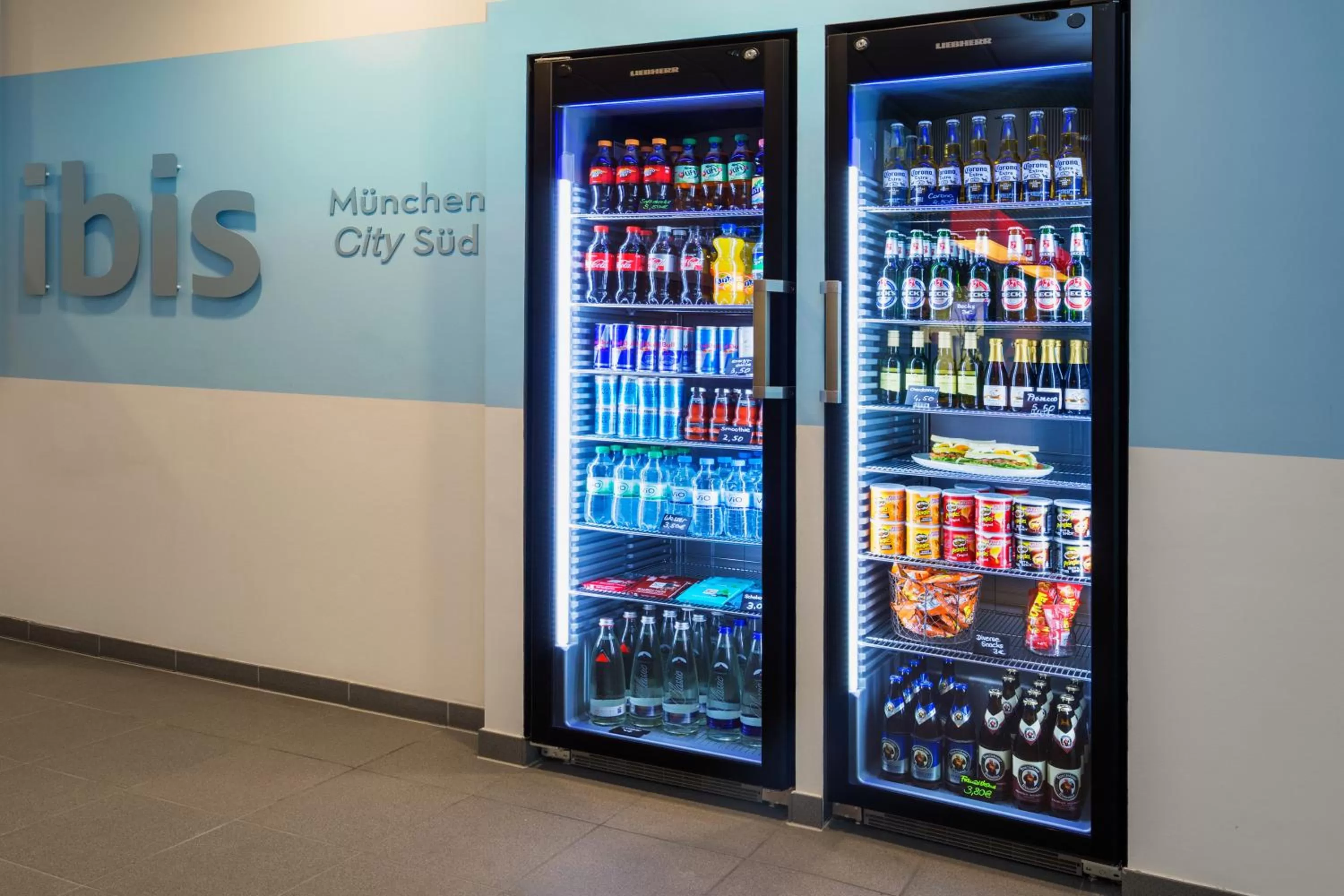 Lobby or reception in ibis München City Süd