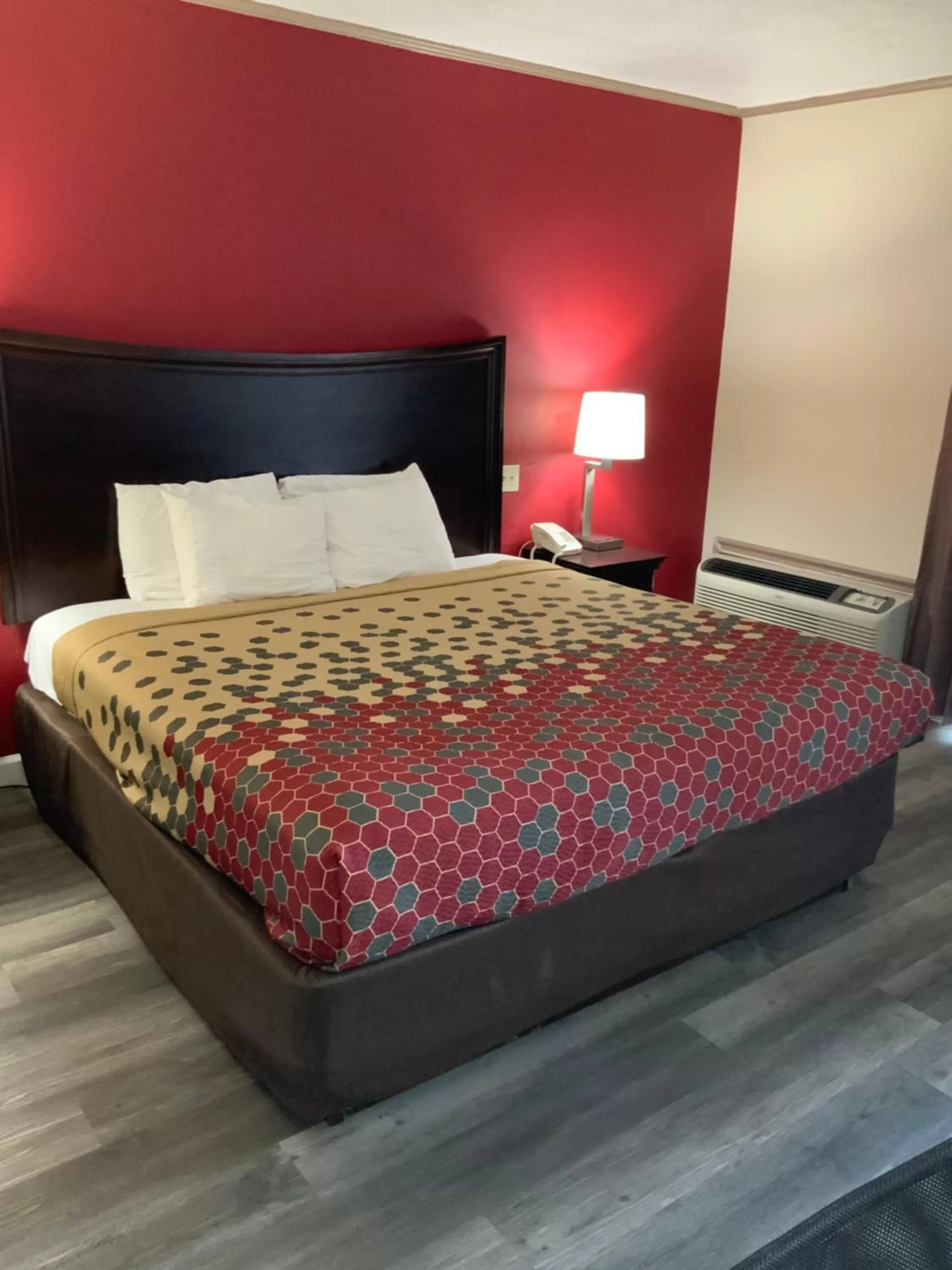 Bed in Econo Lodge - Perry National Fair Ground Area