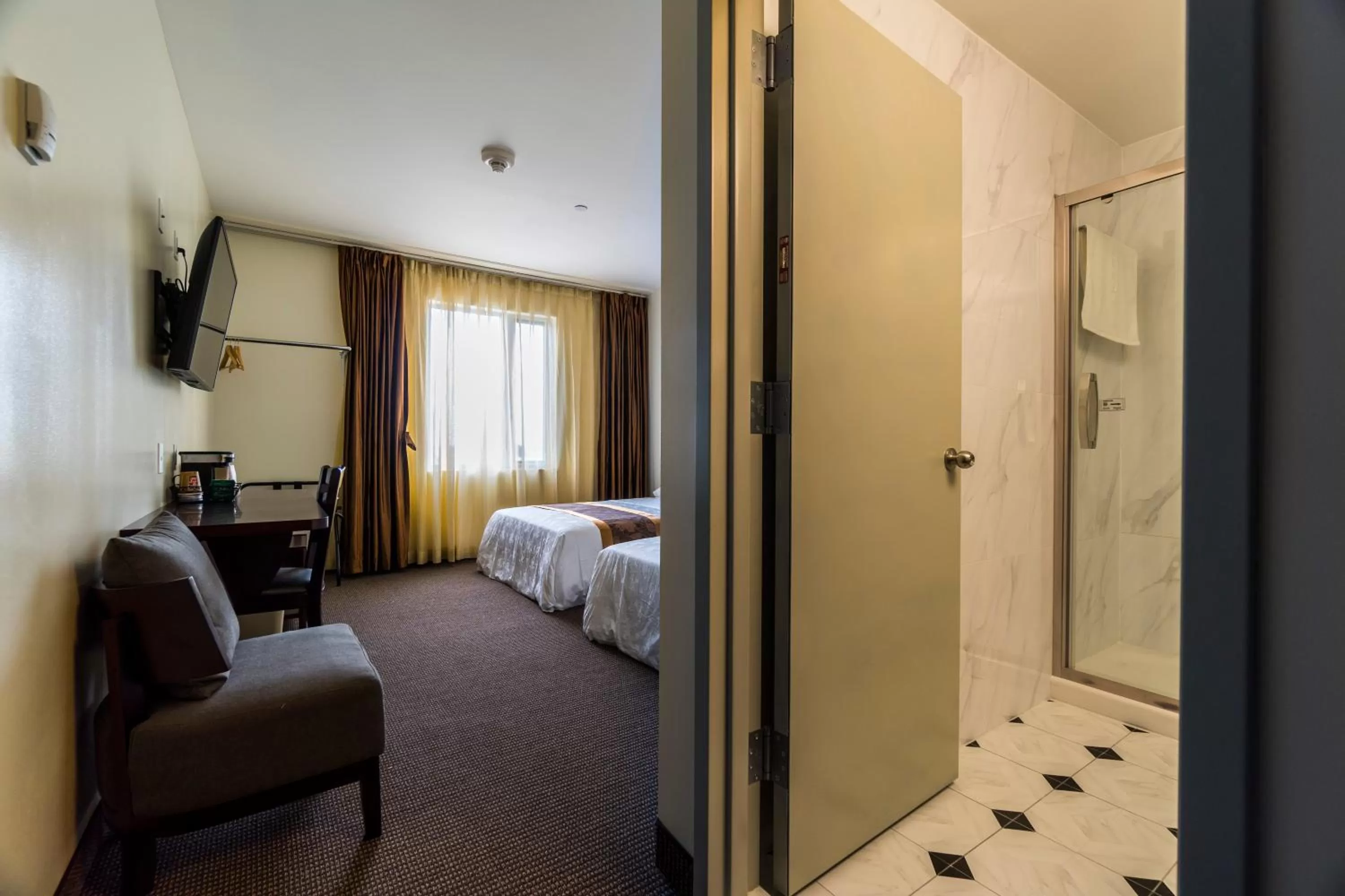 Toilet, Bed in John Hotel