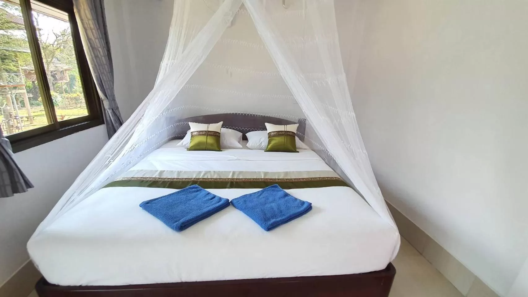 Photo of the whole room, Bed in Tree Tops River Huts