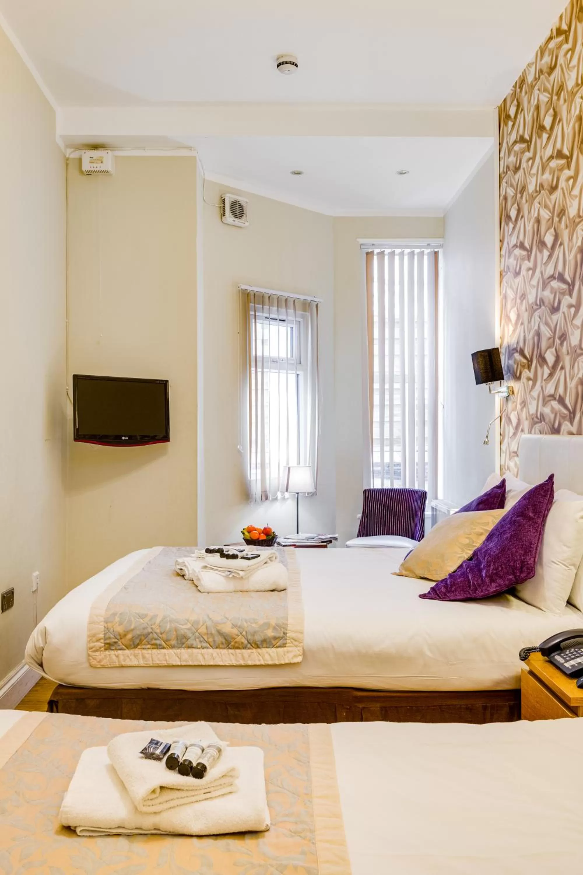 Bed in 1 Lexham Gardens Hotel