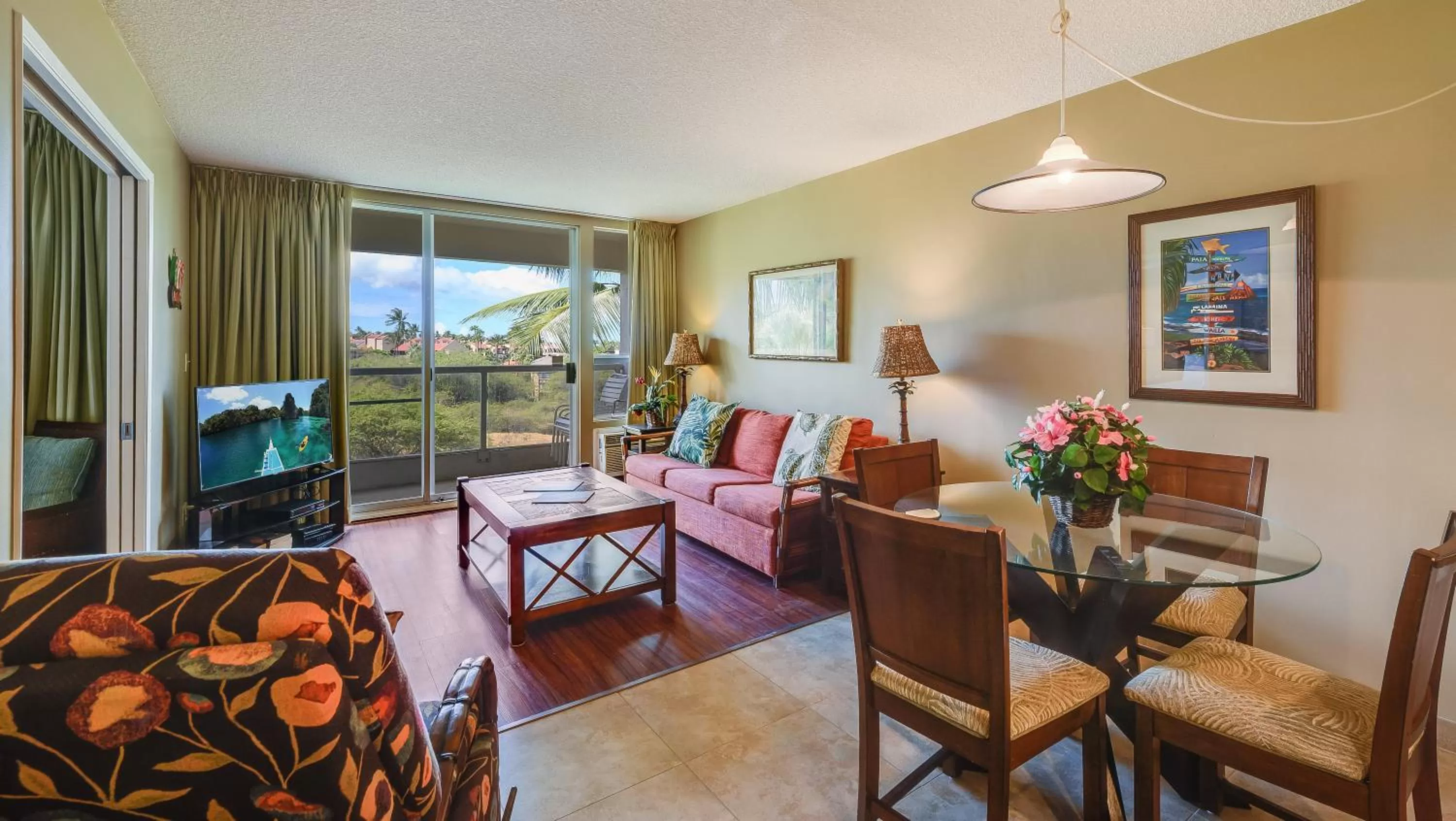 Living room, Seating Area in Castle Maui Banyan
