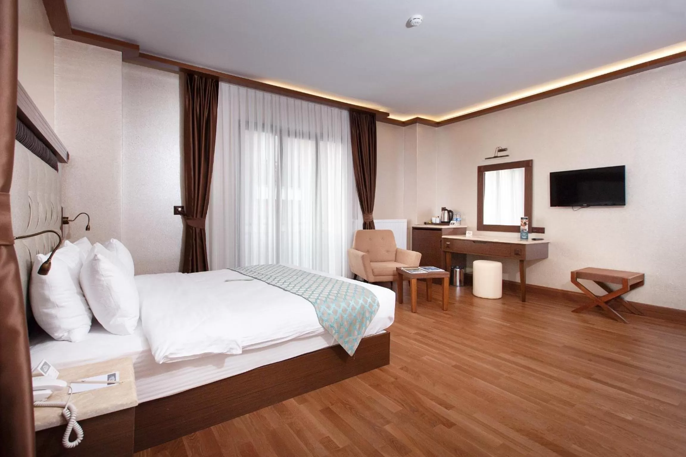 TV and multimedia in Sera Lake Resort Hotel Spa & Aparts