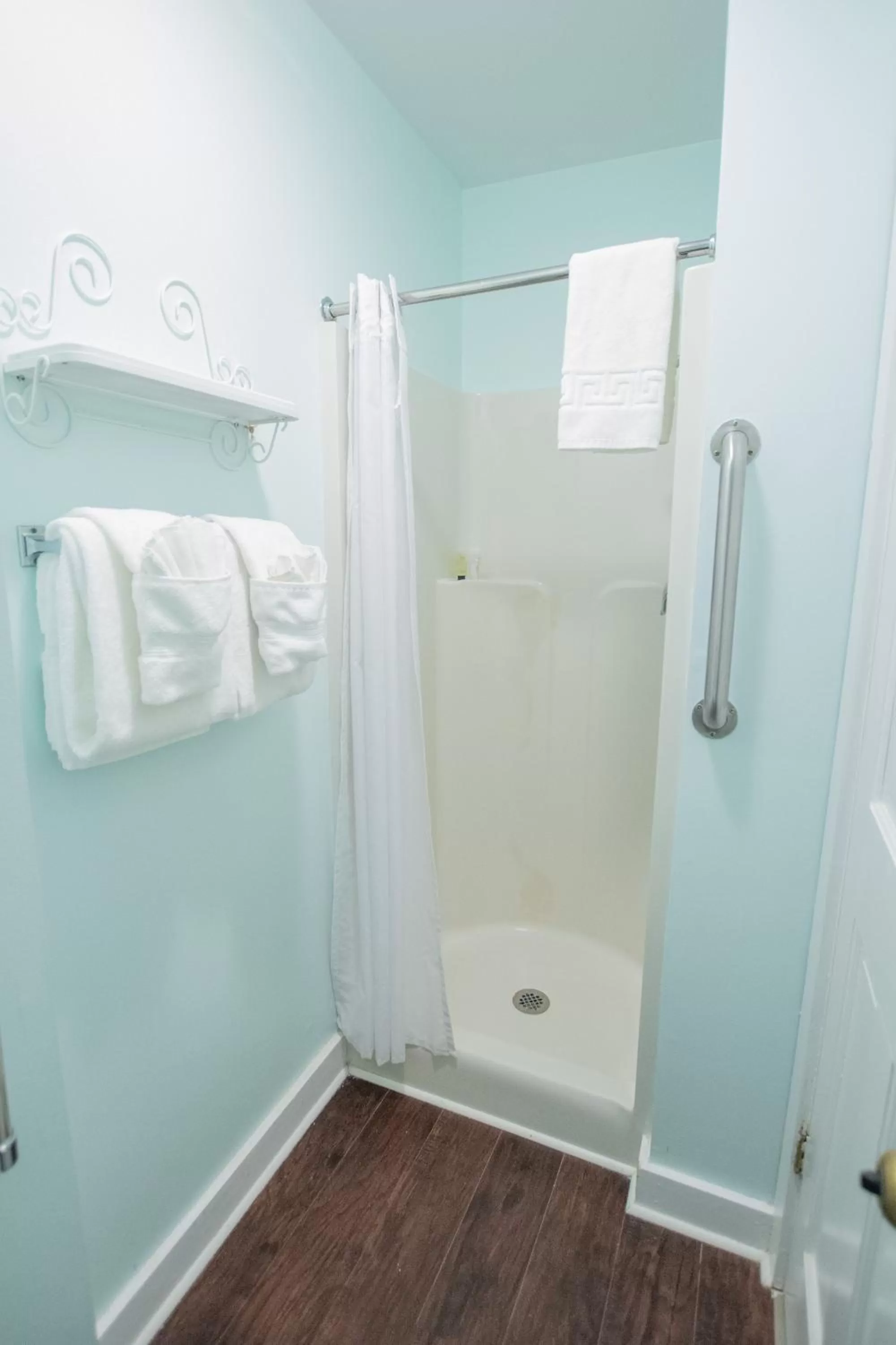 Shower in Terrace Inn and 1911 Restaurant