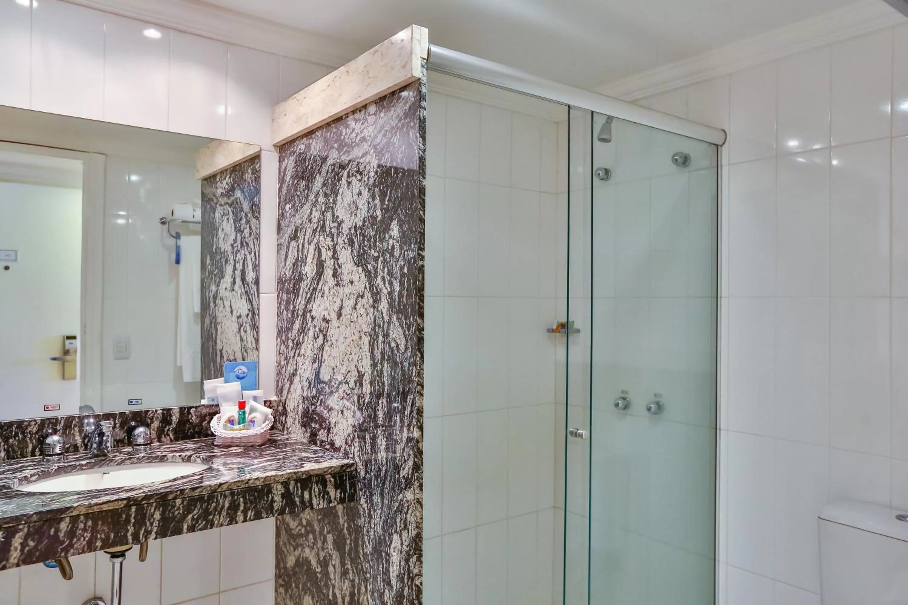 Bathroom in Dubai Macaé by Atlântica