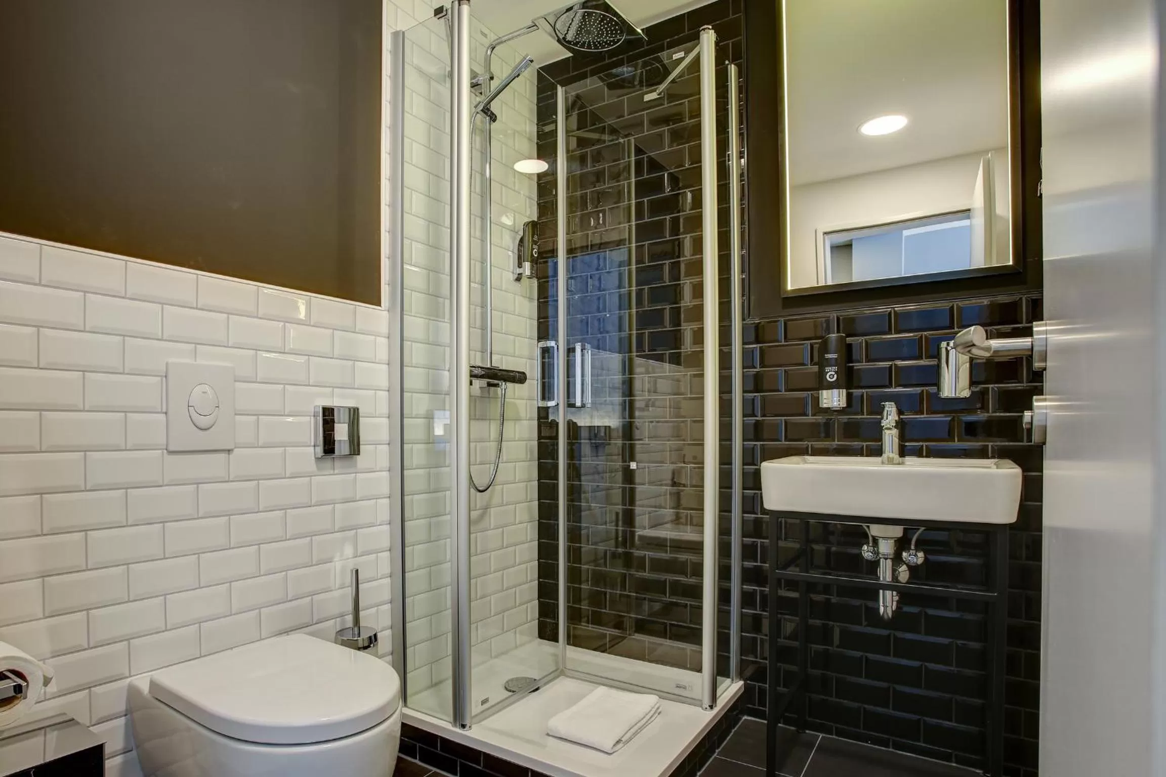 Bathroom in Vienna House Easy by Wyndham Dortmund City