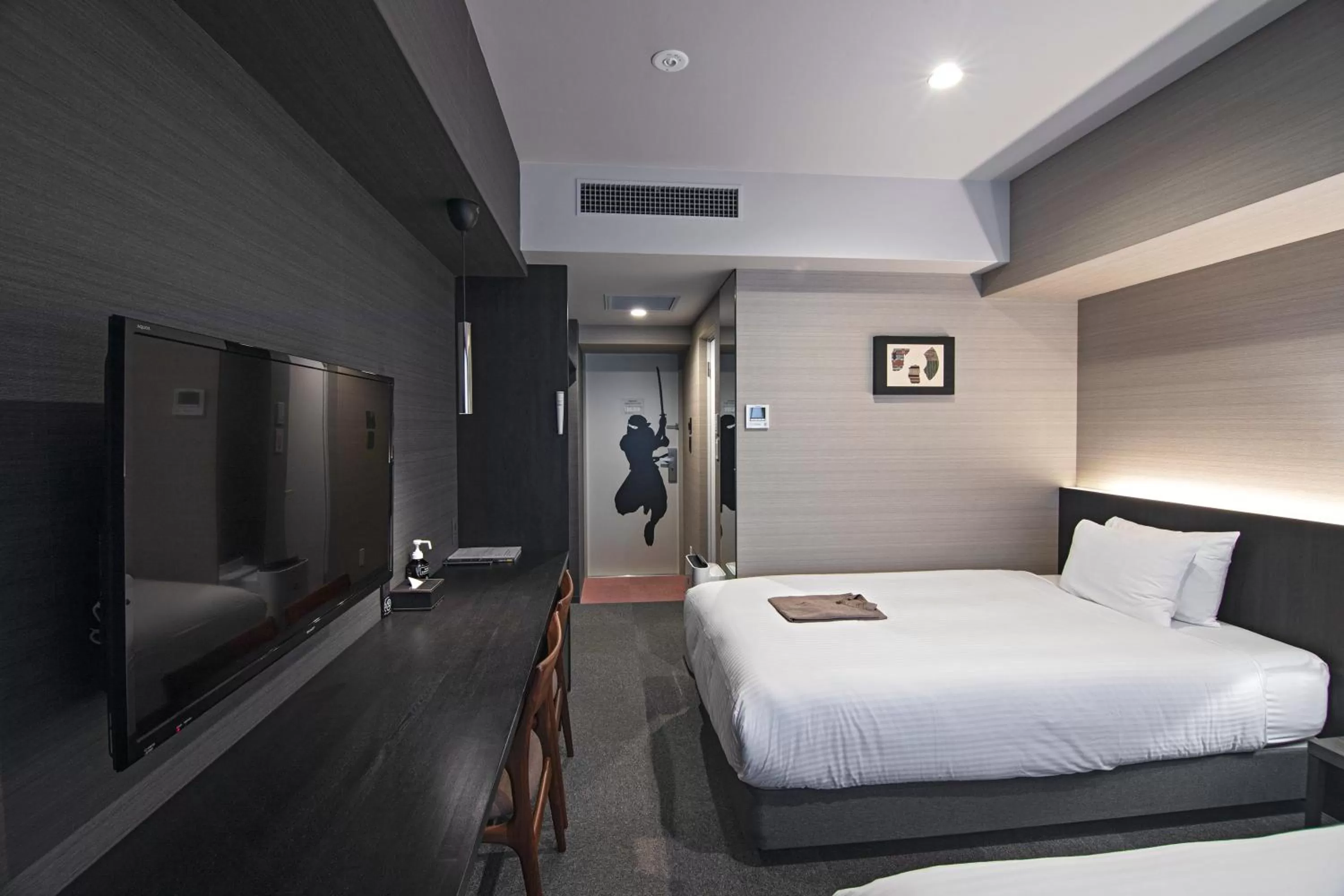 TV and multimedia, Bed in Hotel Ninja Black