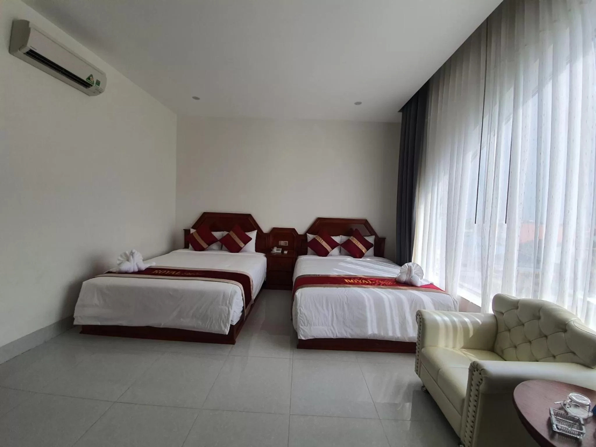 Bedroom, Bed in Royal Hotel