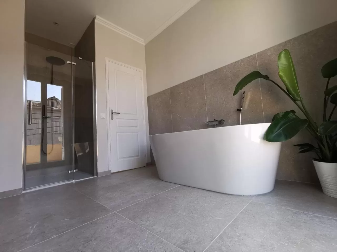 Bathroom in Chambre privée luxueuse Villa Monte 0ropa