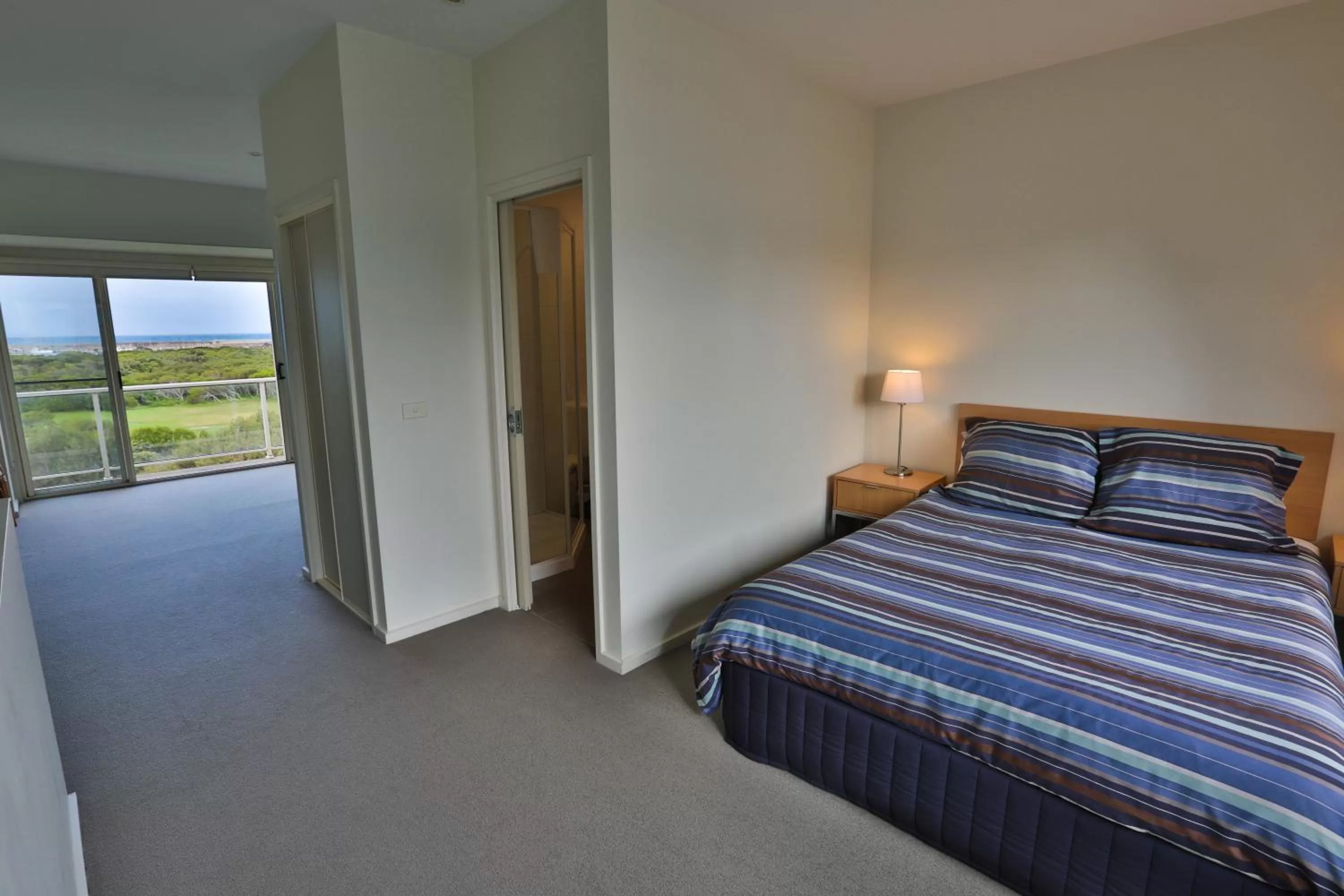 Bedroom, Bed in Lady Bay Resort