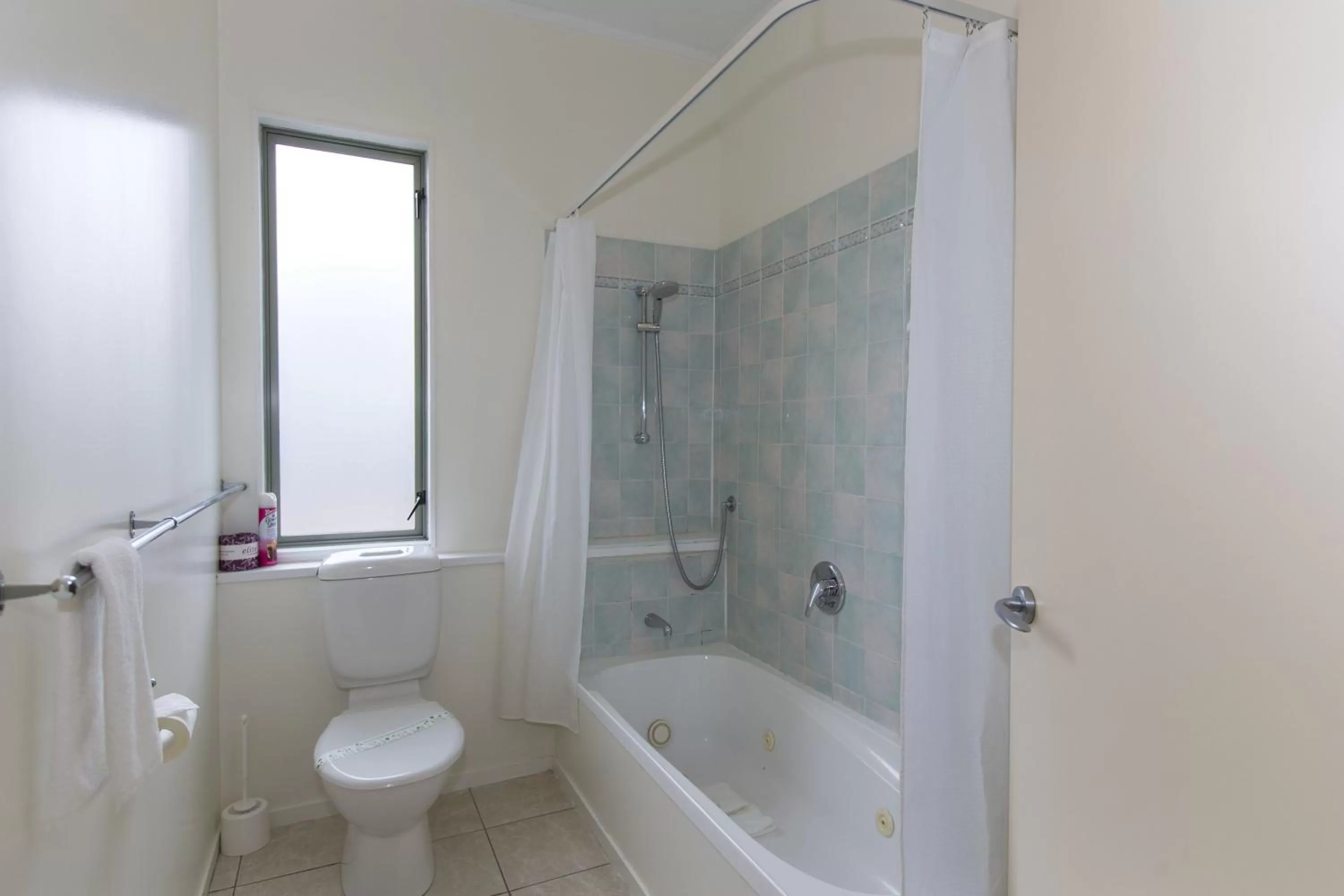 Bathroom in Fernhill Motor Lodge