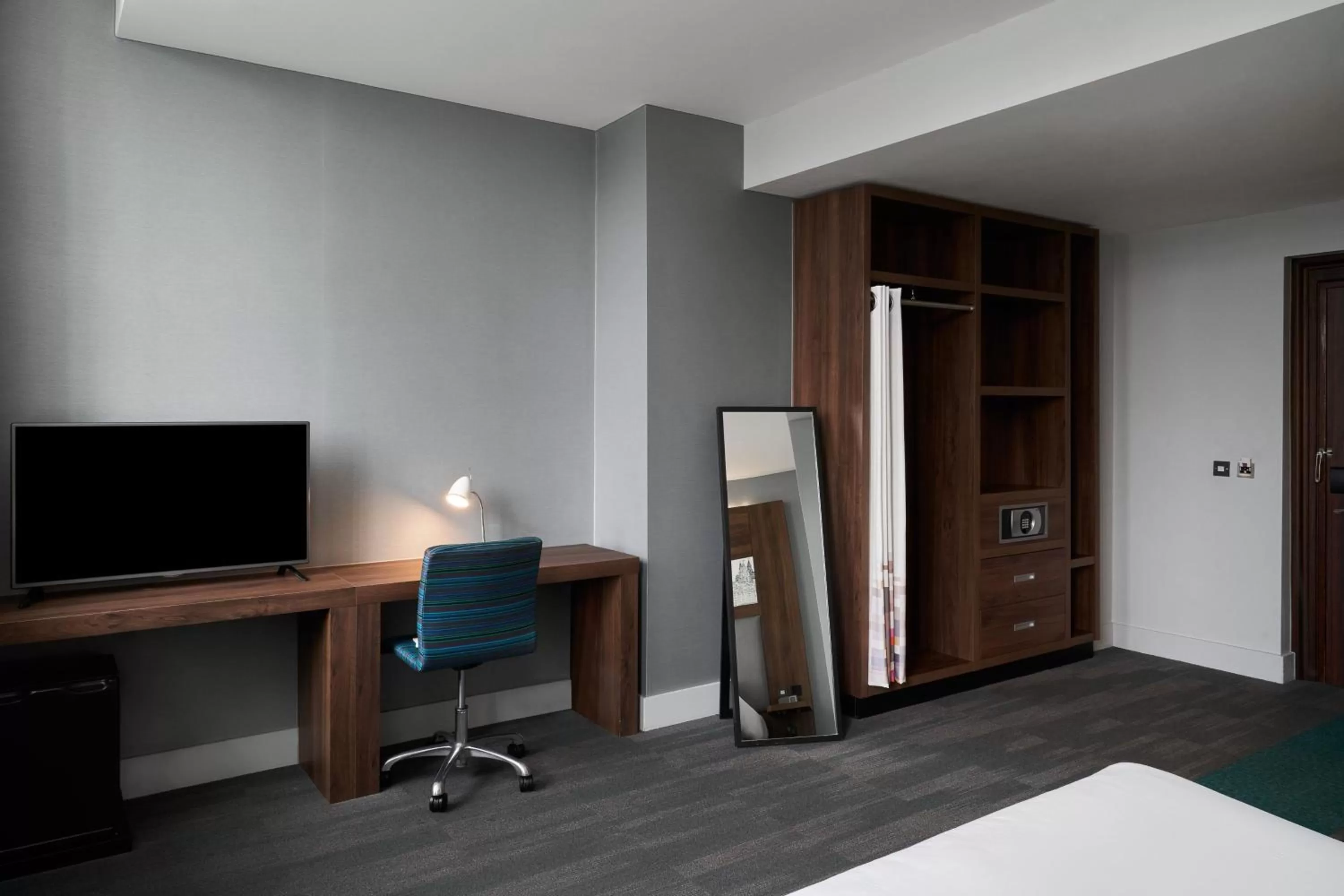 Photo of the whole room, Bed in Aloft Liverpool