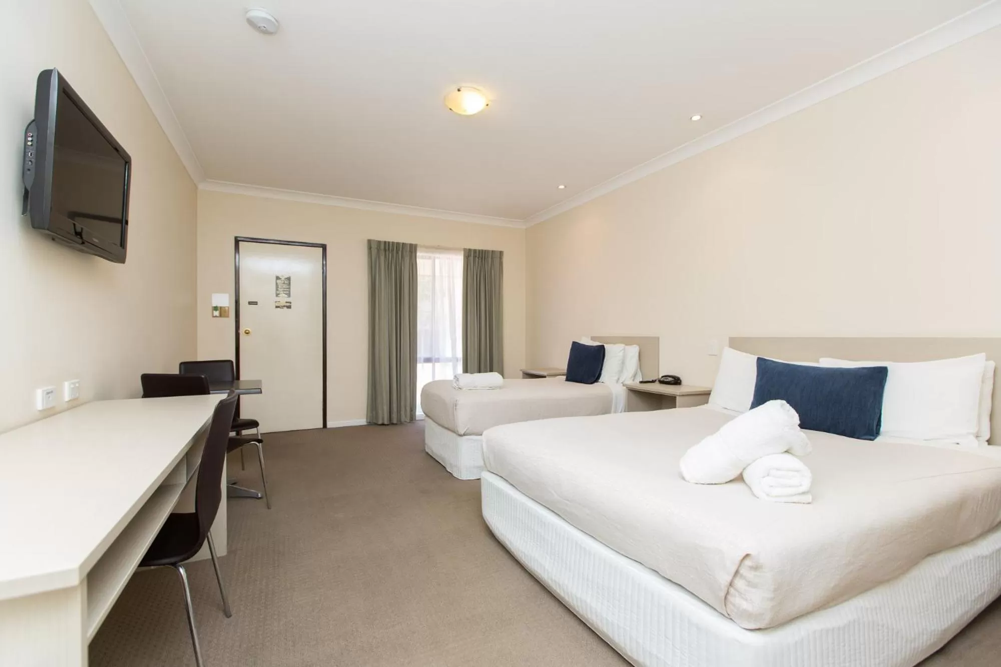 Bed in Lincoln Cottage Motor Inn