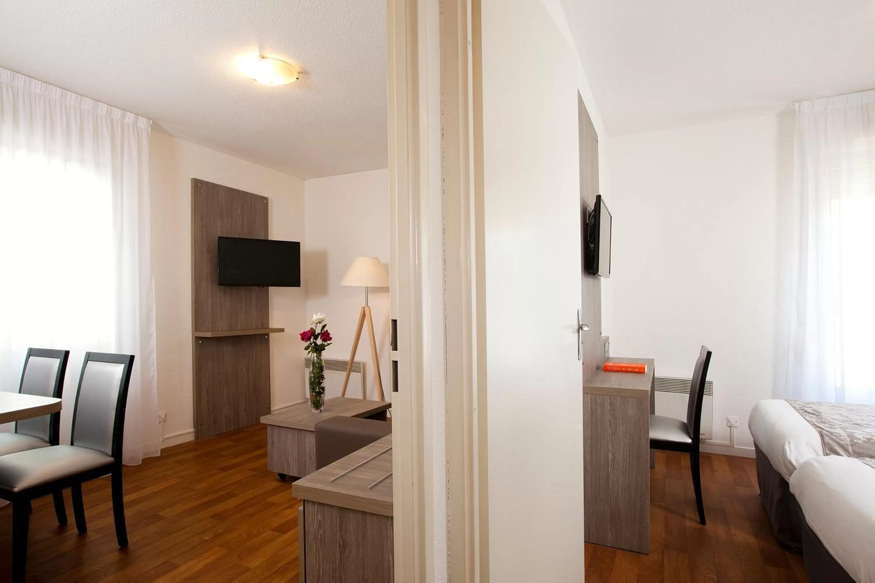 TV and multimedia, Bed in Séjours & Affaires Reims Clairmarais