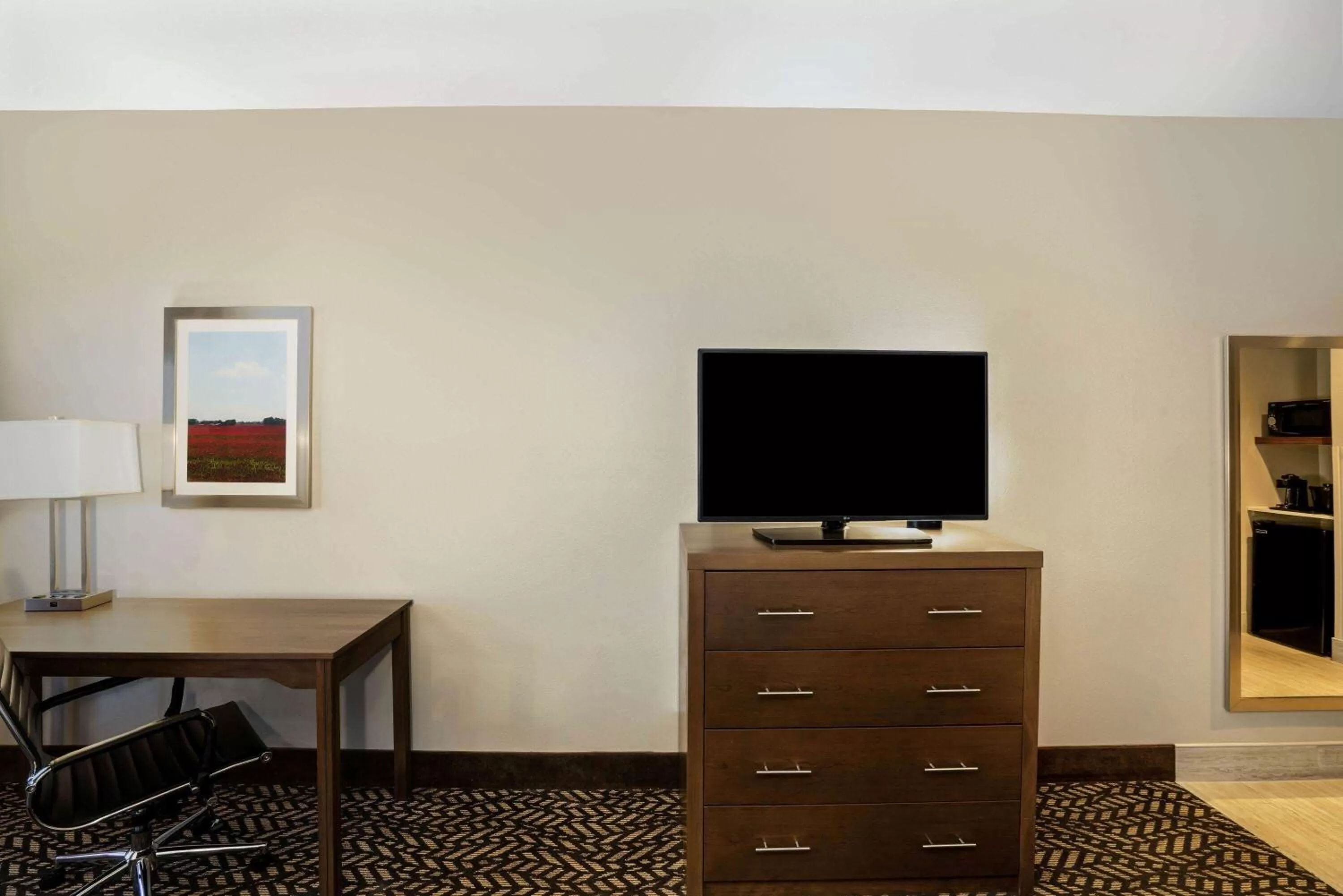 Photo of the whole room in La Quinta by Wyndham Tuscaloosa McFarland