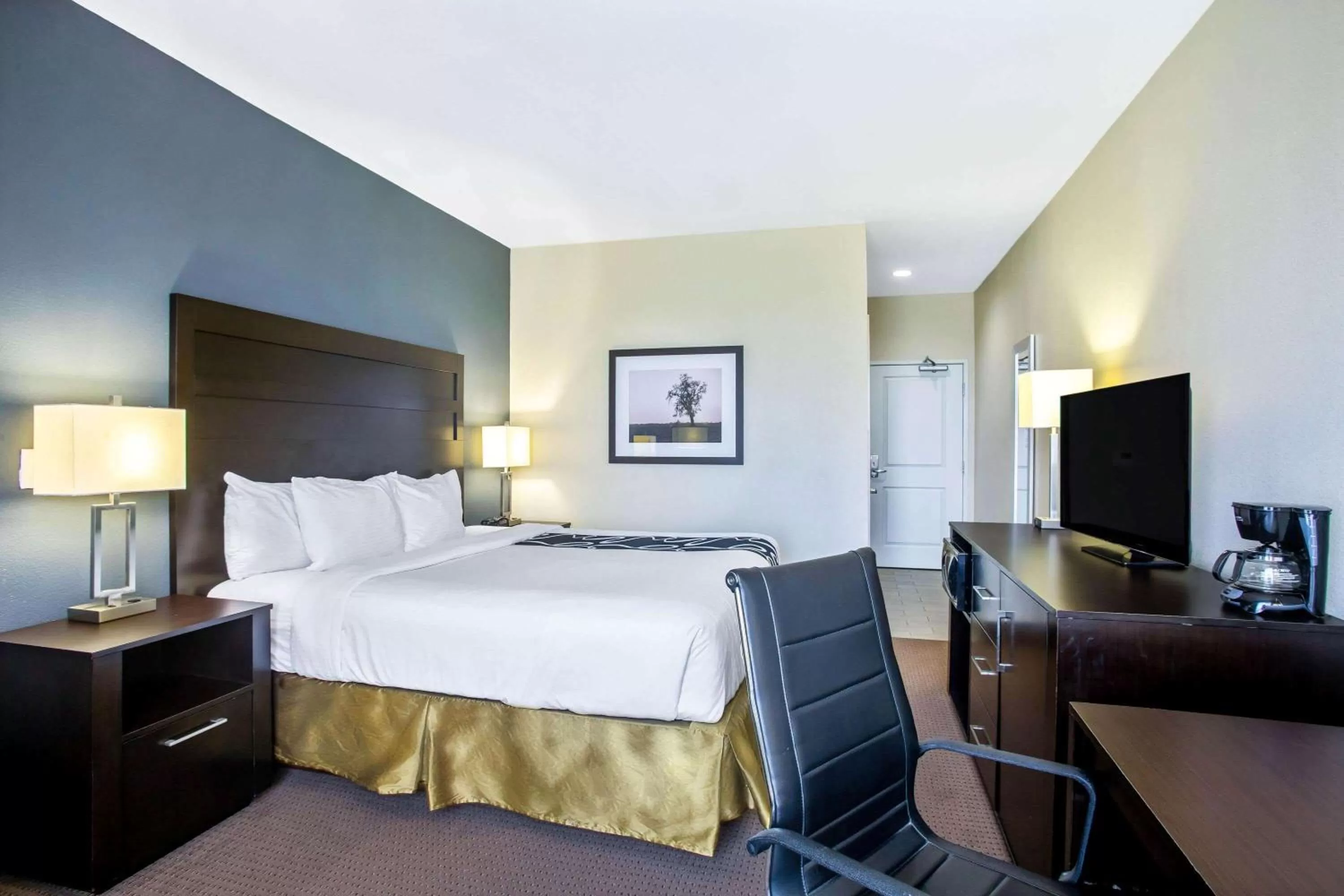 Photo of the whole room, Bed in La Quinta by Wyndham Karnes City - Kenedy