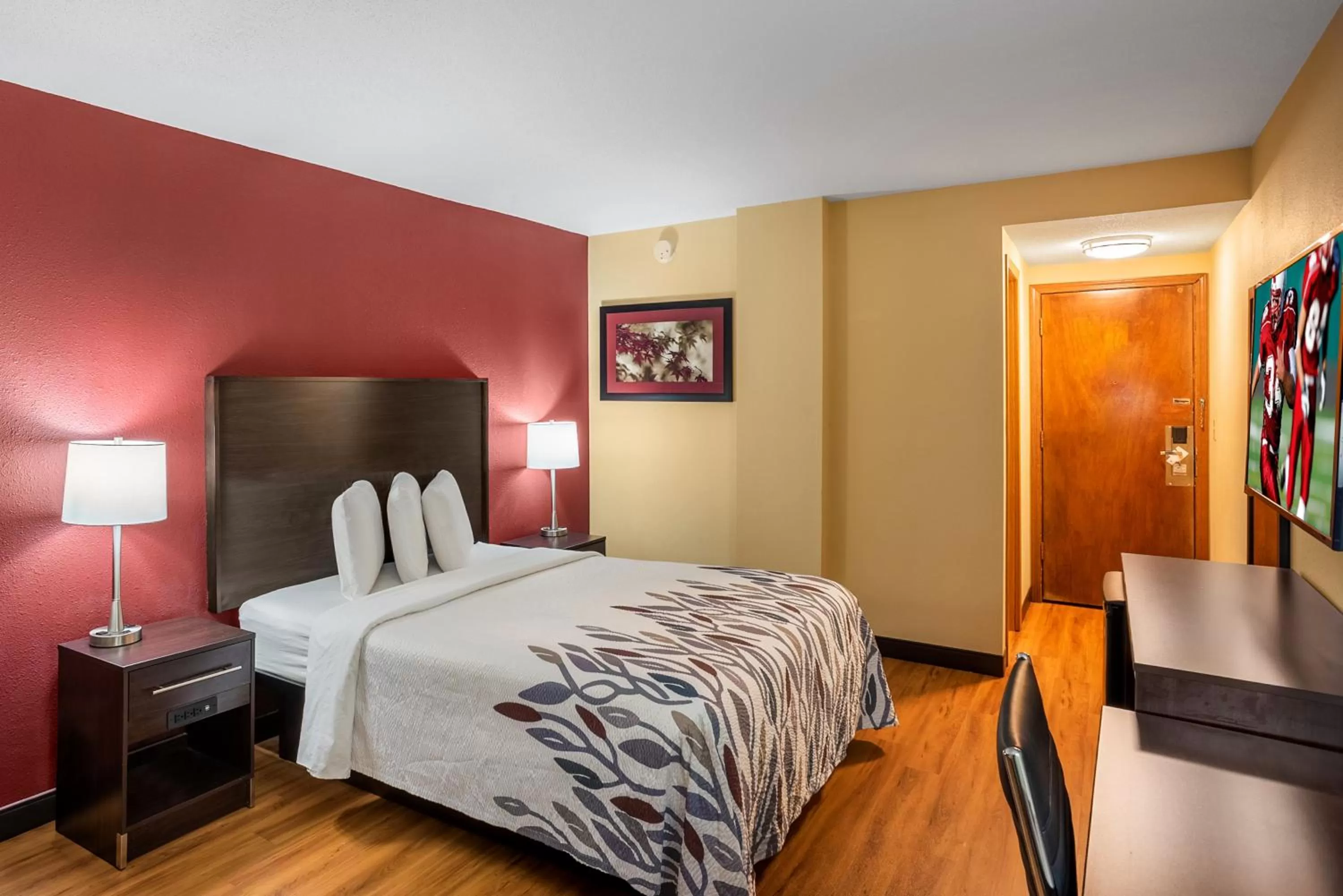 Photo of the whole room, Bed in Red Roof Inn Des Moines