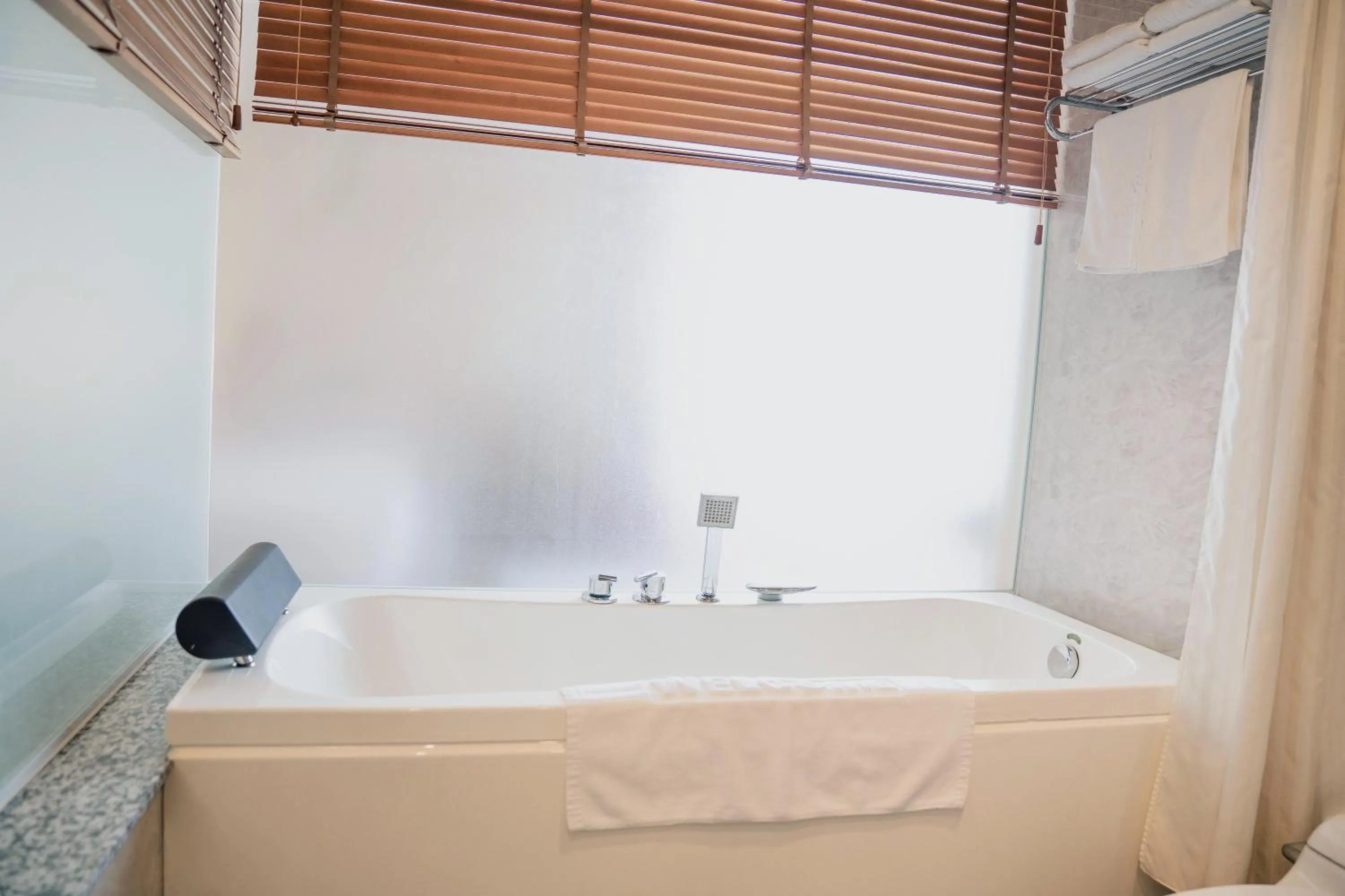 Bath in Lotus Saigon Hotel