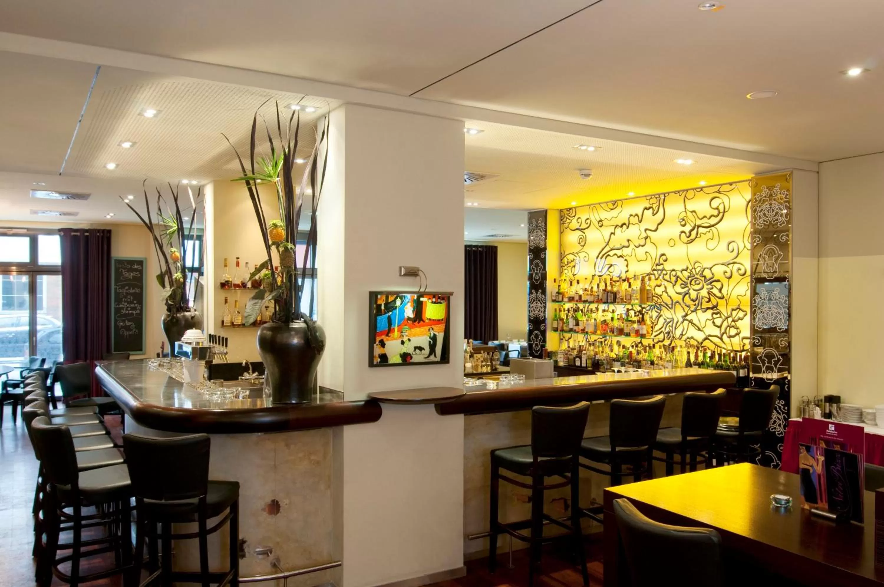 Lounge or bar in Holiday Inn Nürnberg City Centre by IHG