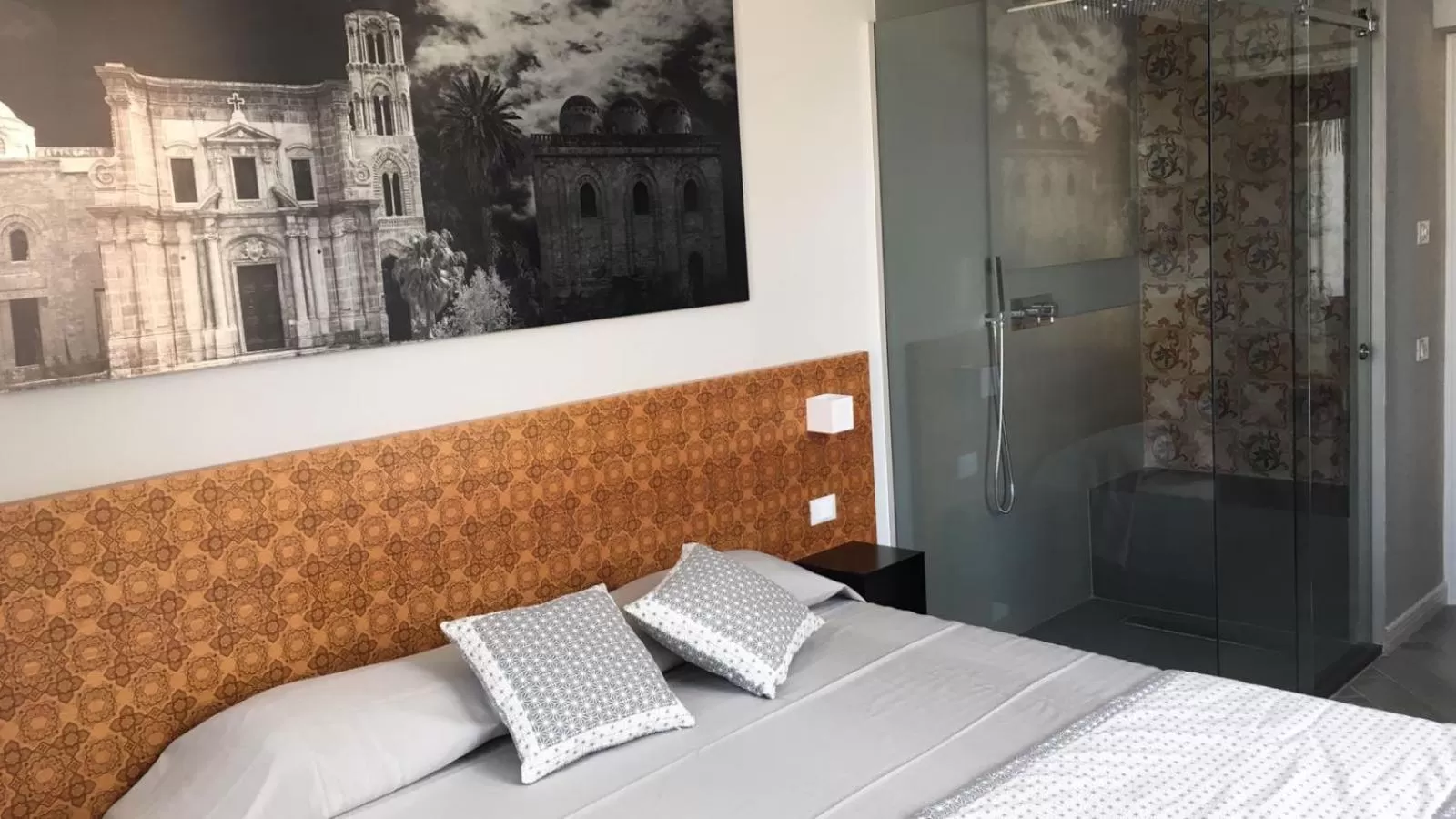Shower, Bed in Suite del Ponte Normanno