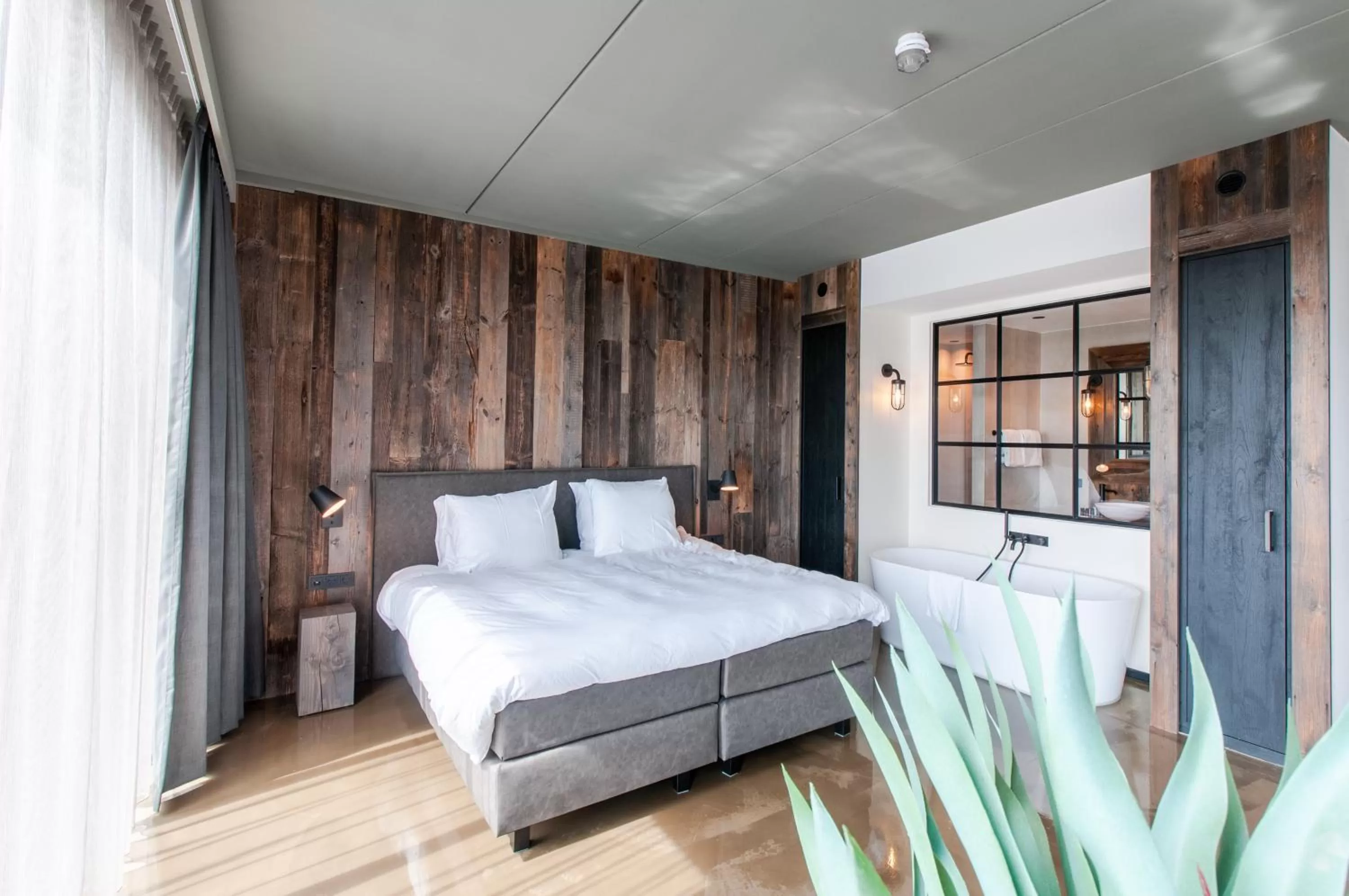 Bed in Waterrijk Oesterdam Hotel