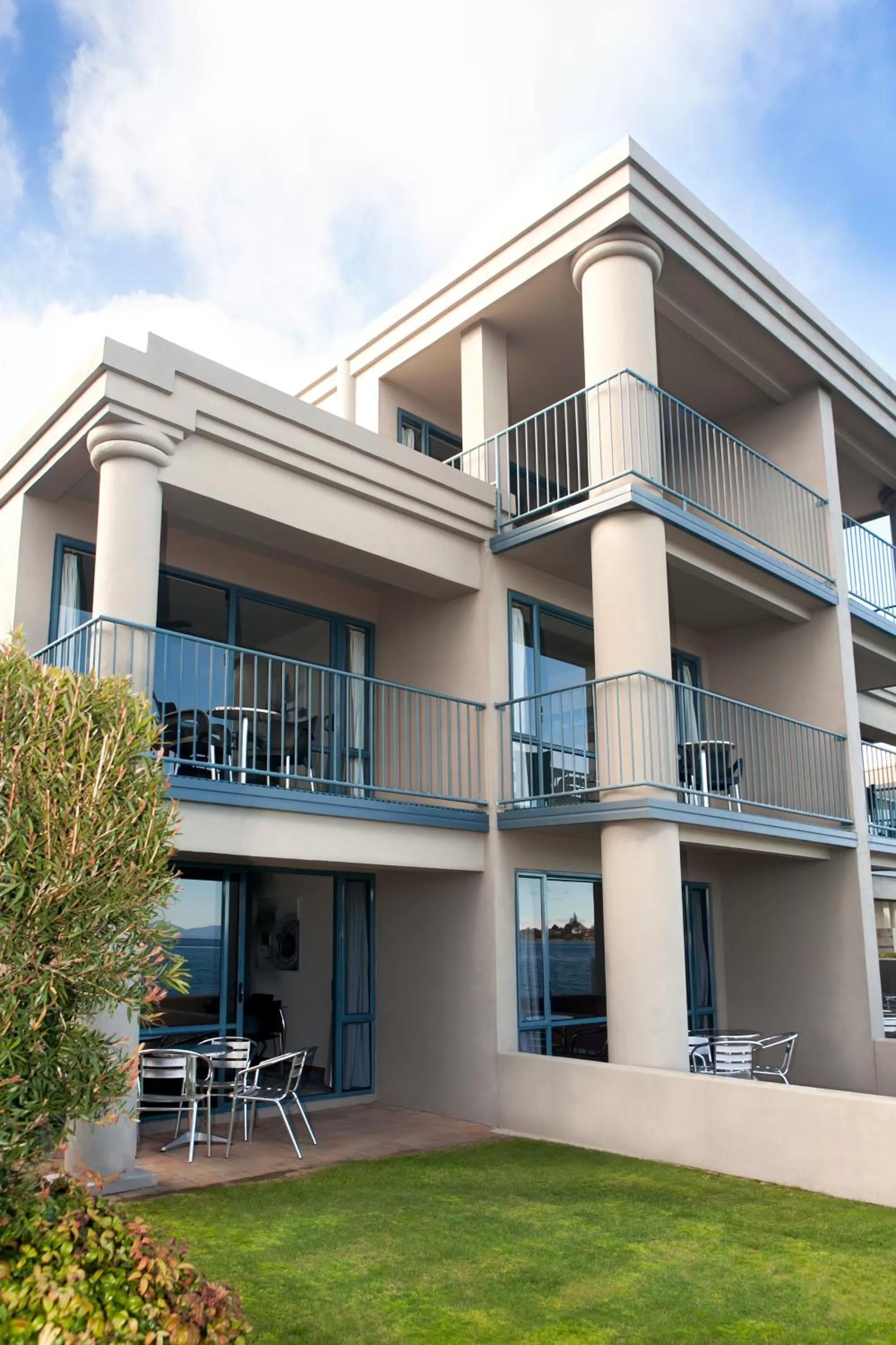 Property building in Boulevard Waters