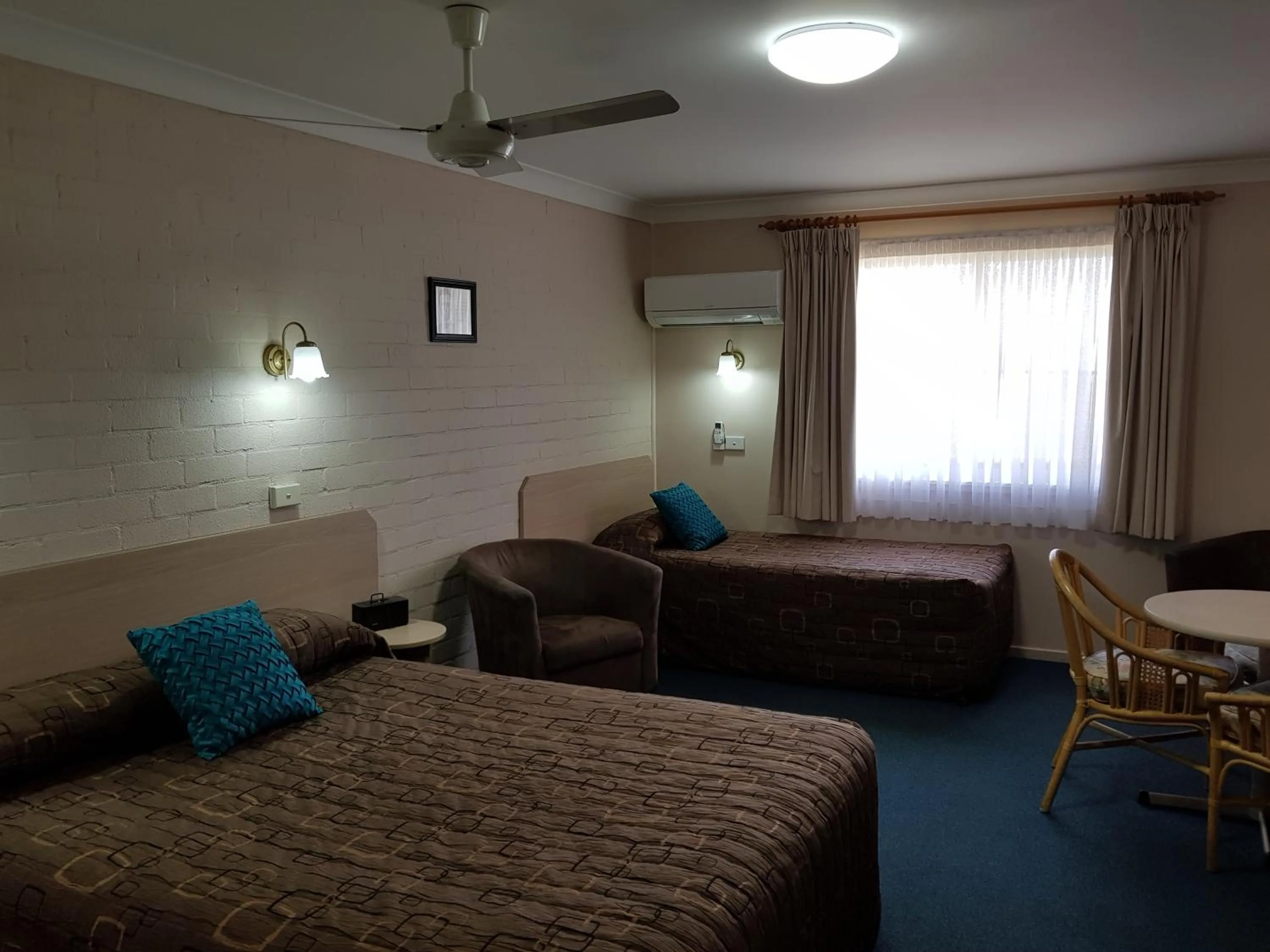 Photo of the whole room, Bed in Abraham Lincoln Motel