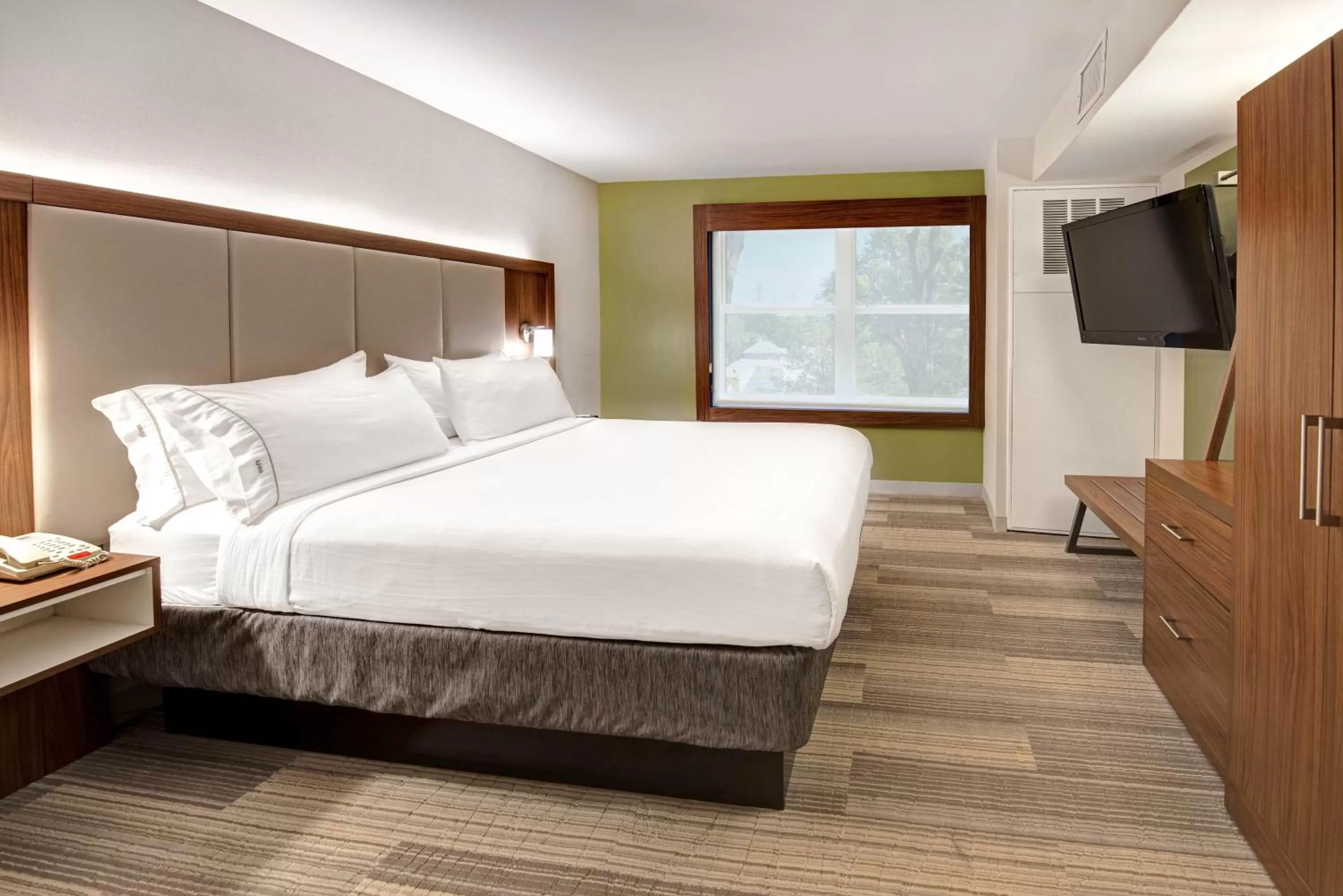 Photo of the whole room, Bed in Holiday Inn Express Woodbridge by IHG