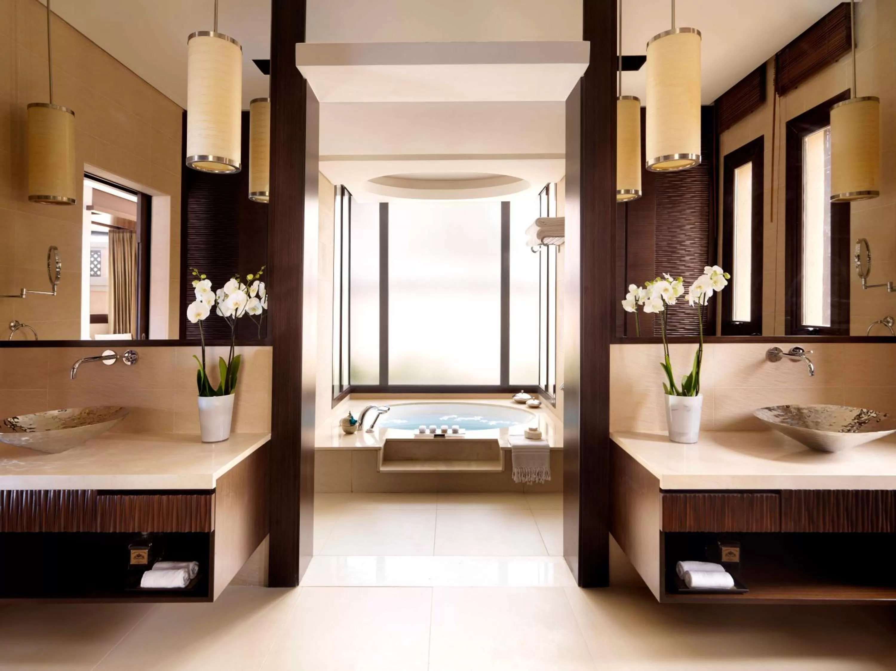Bathroom, Bed in Anantara The Palm Dubai Resort