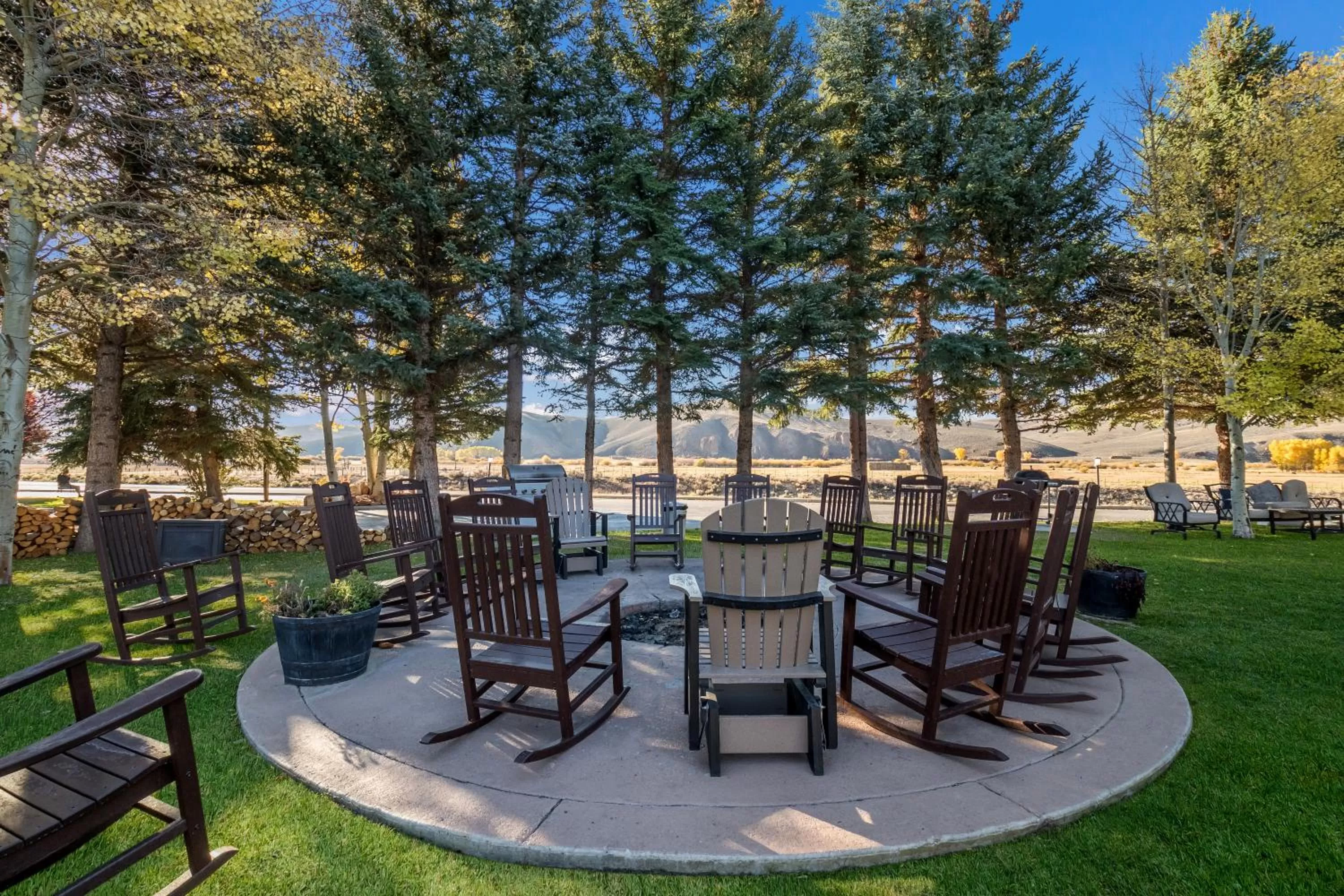 Inner courtyard view in The Inn at Tomichi Village