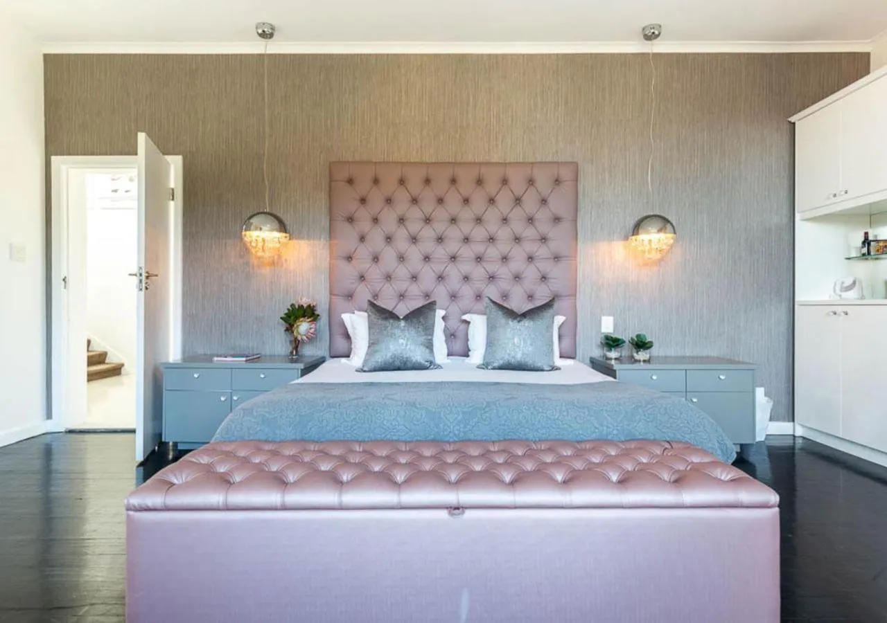 Photo of the whole room, Bed in The Clarendon - Fresnaye