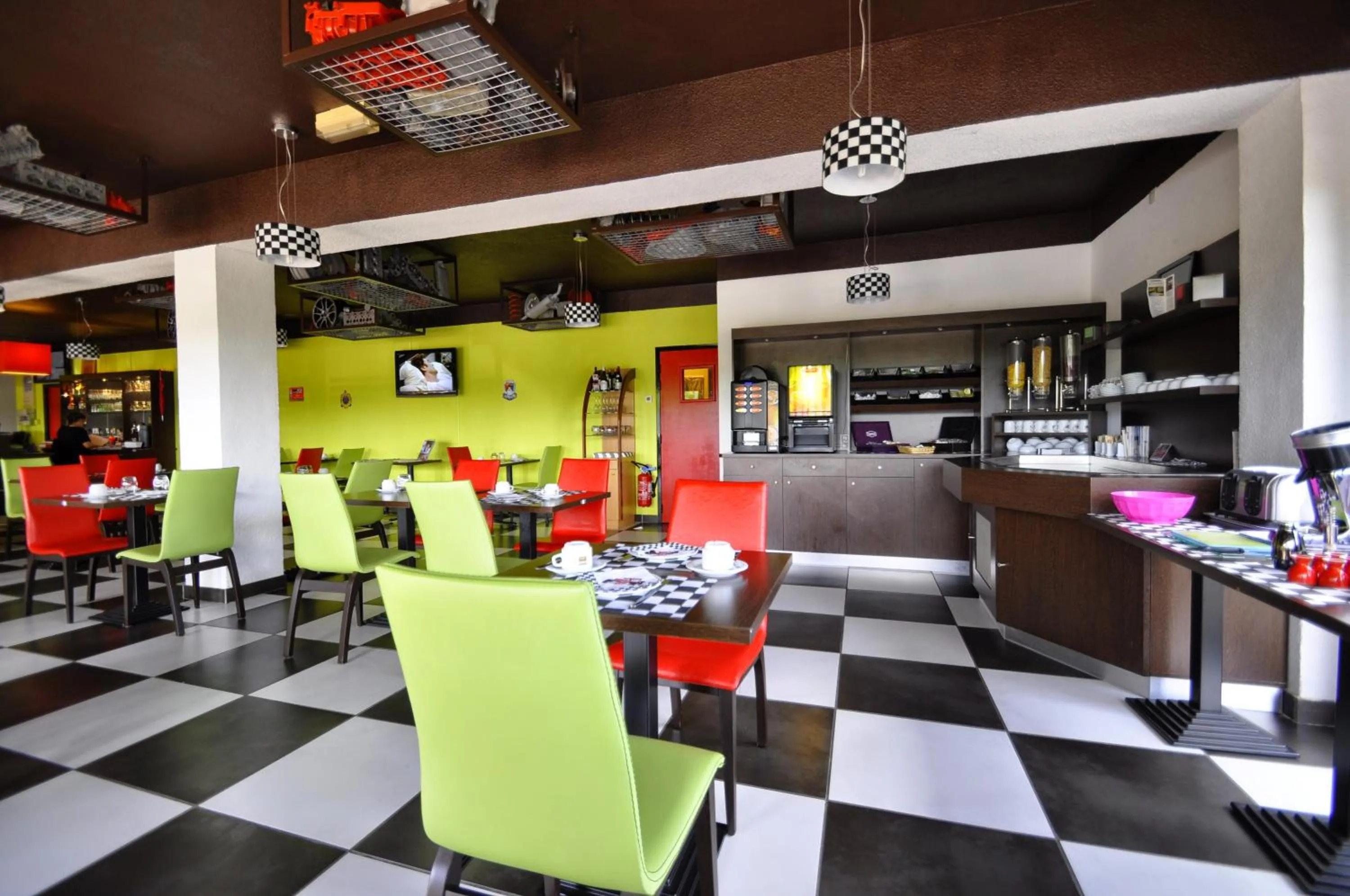 Food and drinks in Enzo Hotels Vierzon by Kyriad Direct