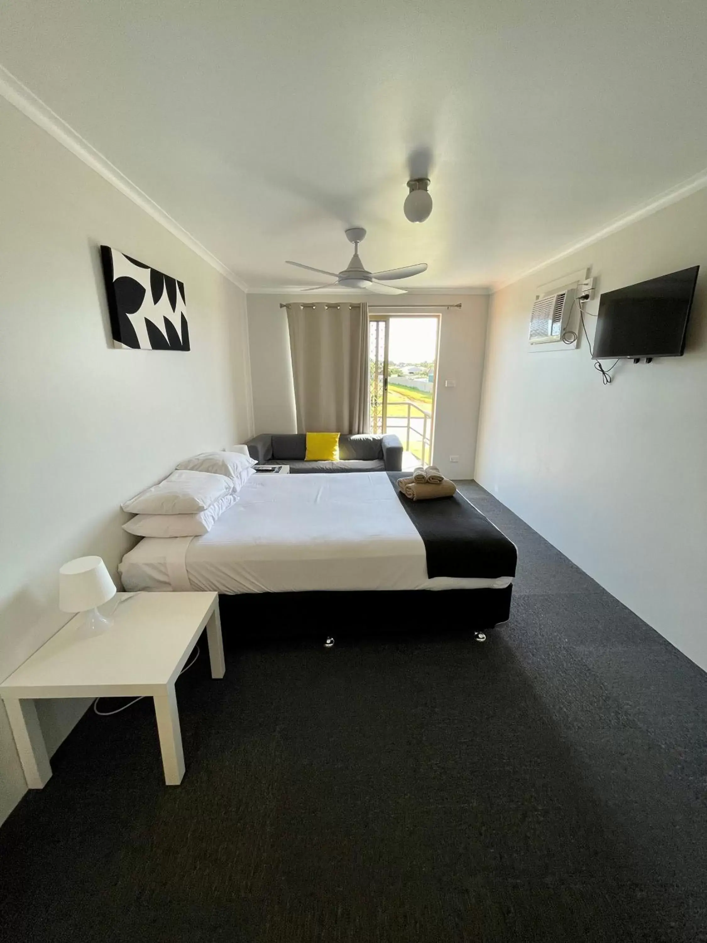 Queen Studio in Geraldton's Ocean West Holiday Units & Short Stay Accommodation Queen Studio in Geraldton's Ocean West Holiday Units & Short Stay Accommodation