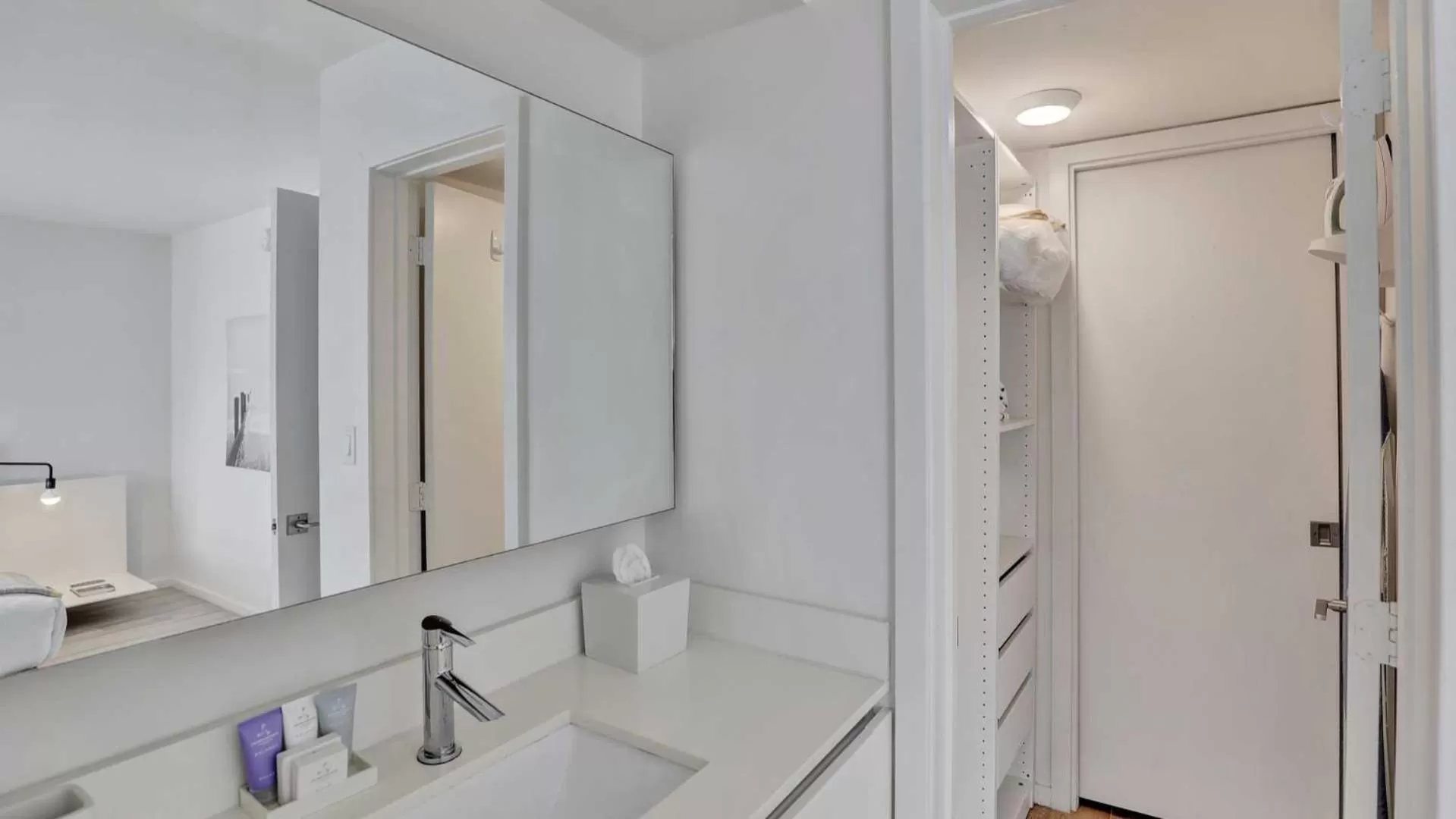 Bathroom in Beach Haus Key Biscayne Contemporary Apartments