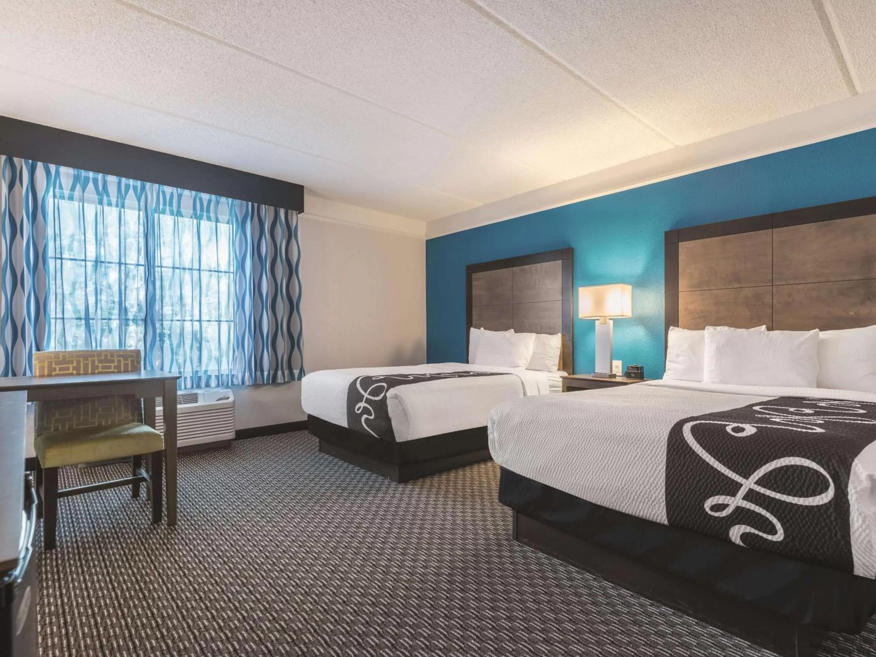 Photo of the whole room, Bed in La Quinta by Wyndham Orlando Lake Mary