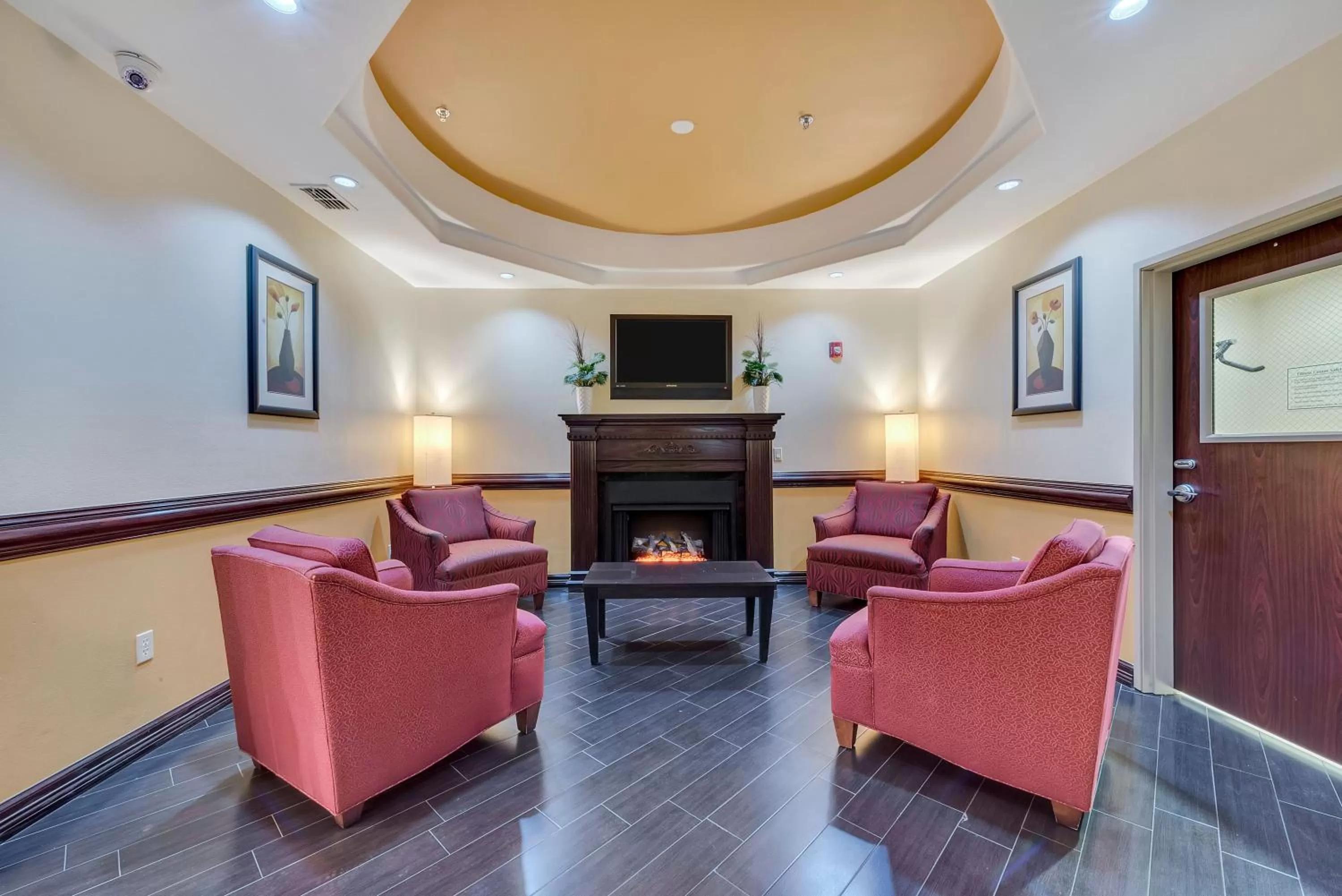 Communal lounge/ TV room in Super 8 by Wyndham Hidalgo at La Plaza Mall & Mcallen Airport