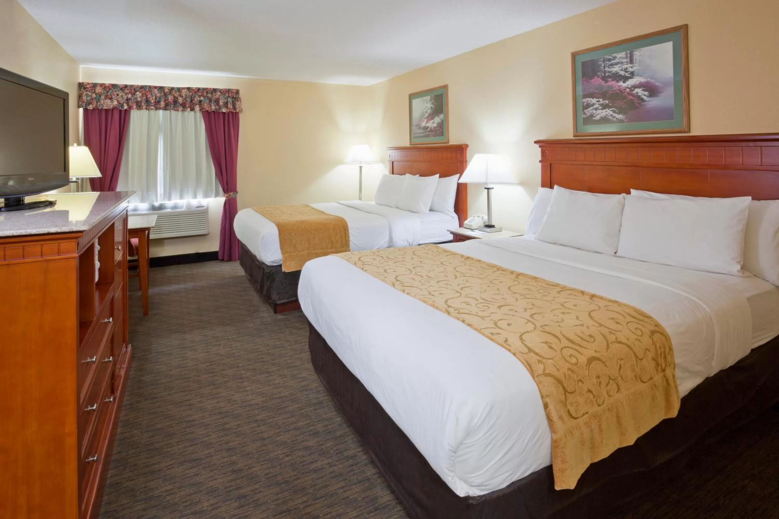Bedroom, Bed in GrandStay Hotel and Suite Waseca
