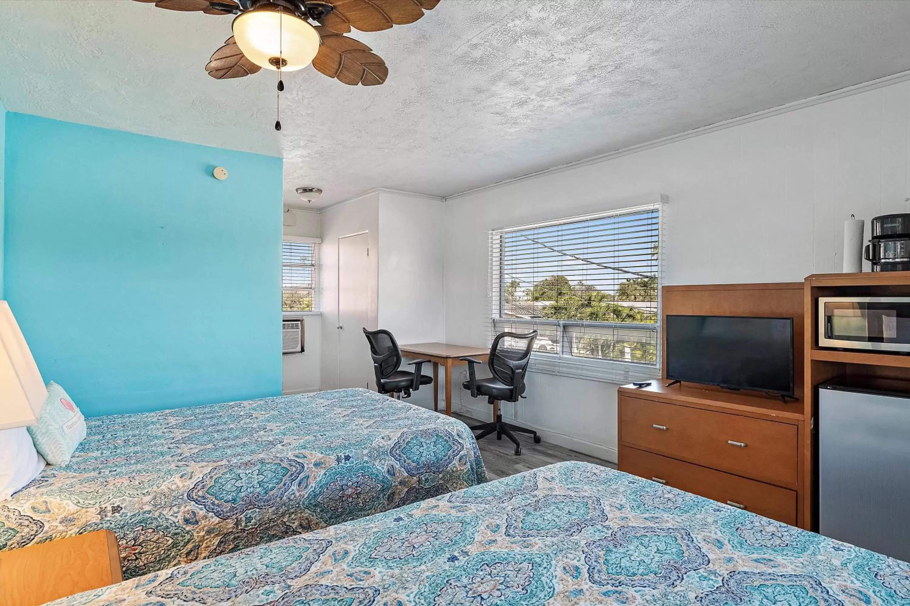 Bed in Malibu Resort Motel