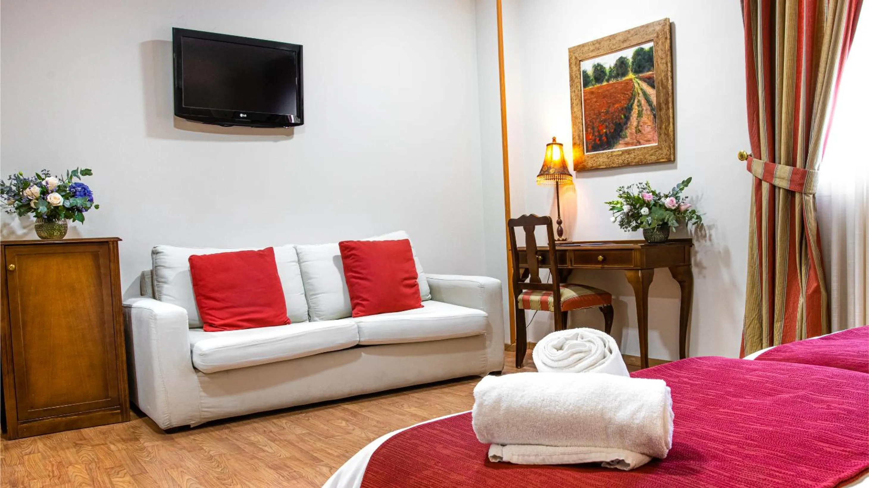 Living room, Bed in Hotel Reina Cristina