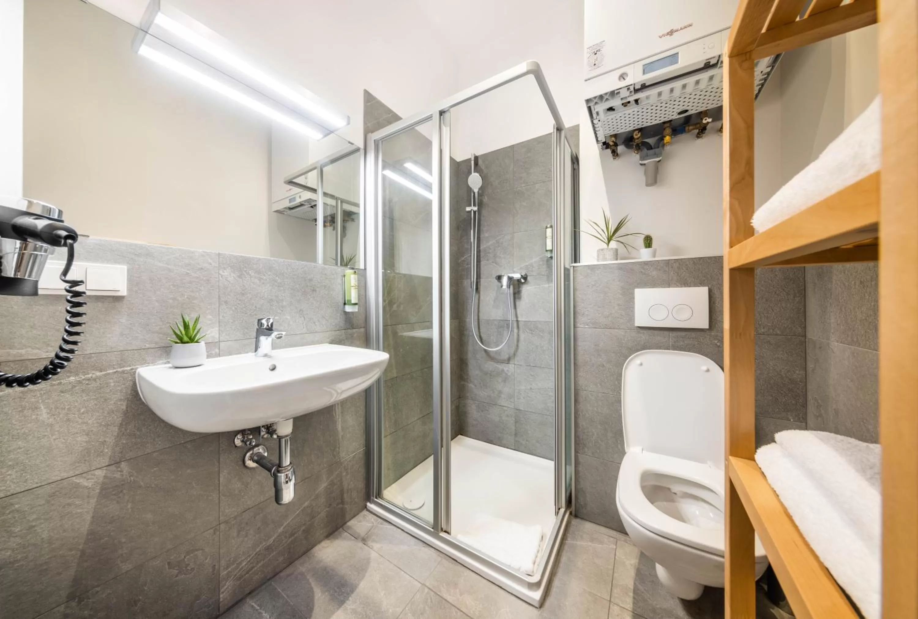 Shower in Jimmy's Apartments Emerald