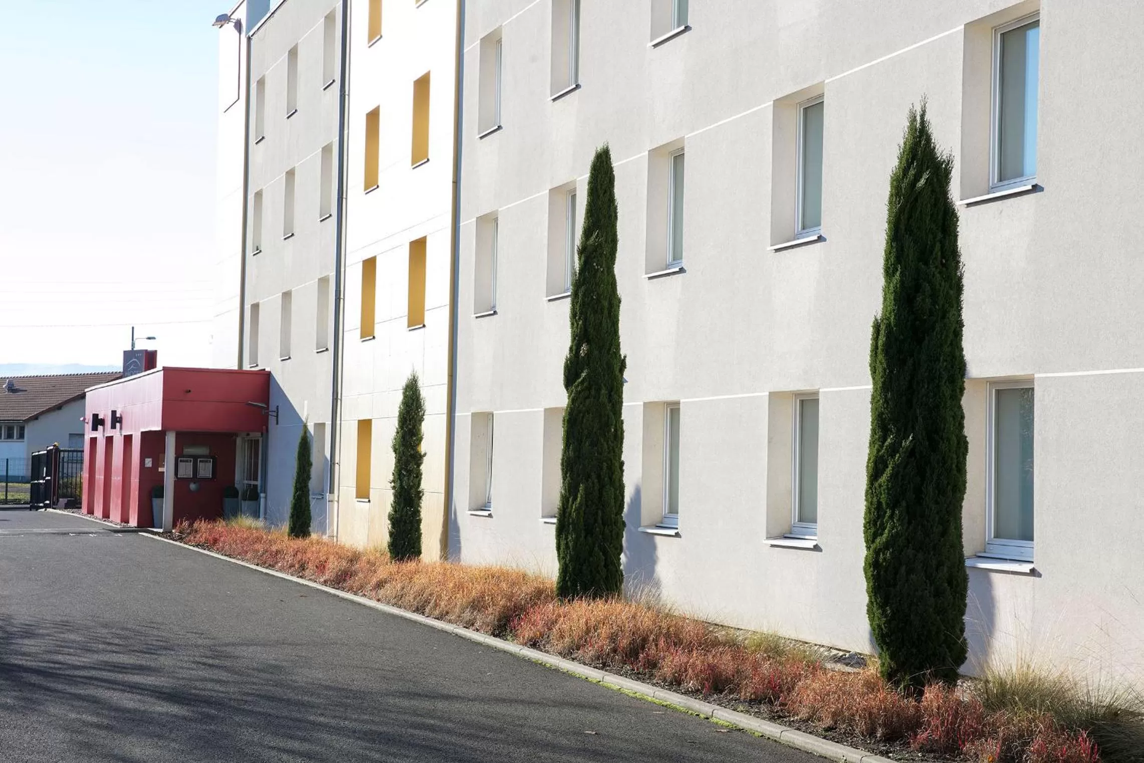 Property building in Hotel Clermont Estaing